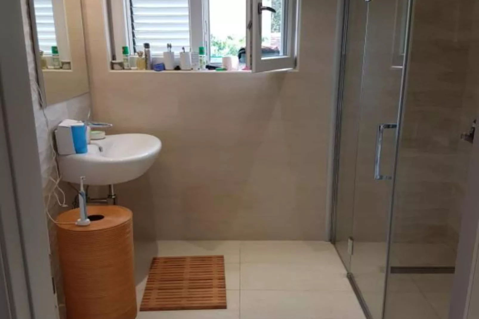 Relaxing Tivat Stay with Balcony & Free Parking - Two Bedroom Apartment-Badkamer