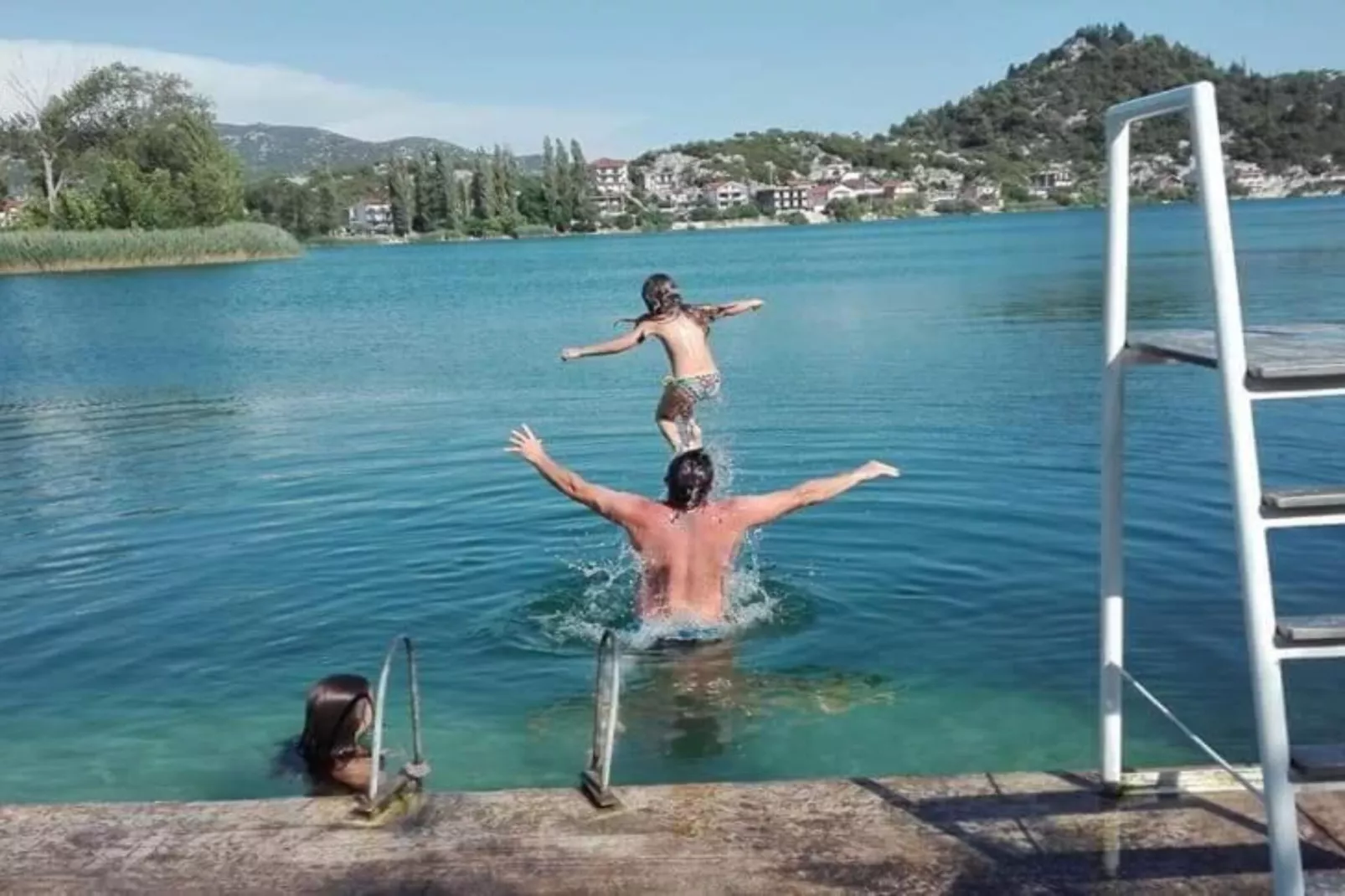 One-Bedroom Apartment With Lake View-Sfeer