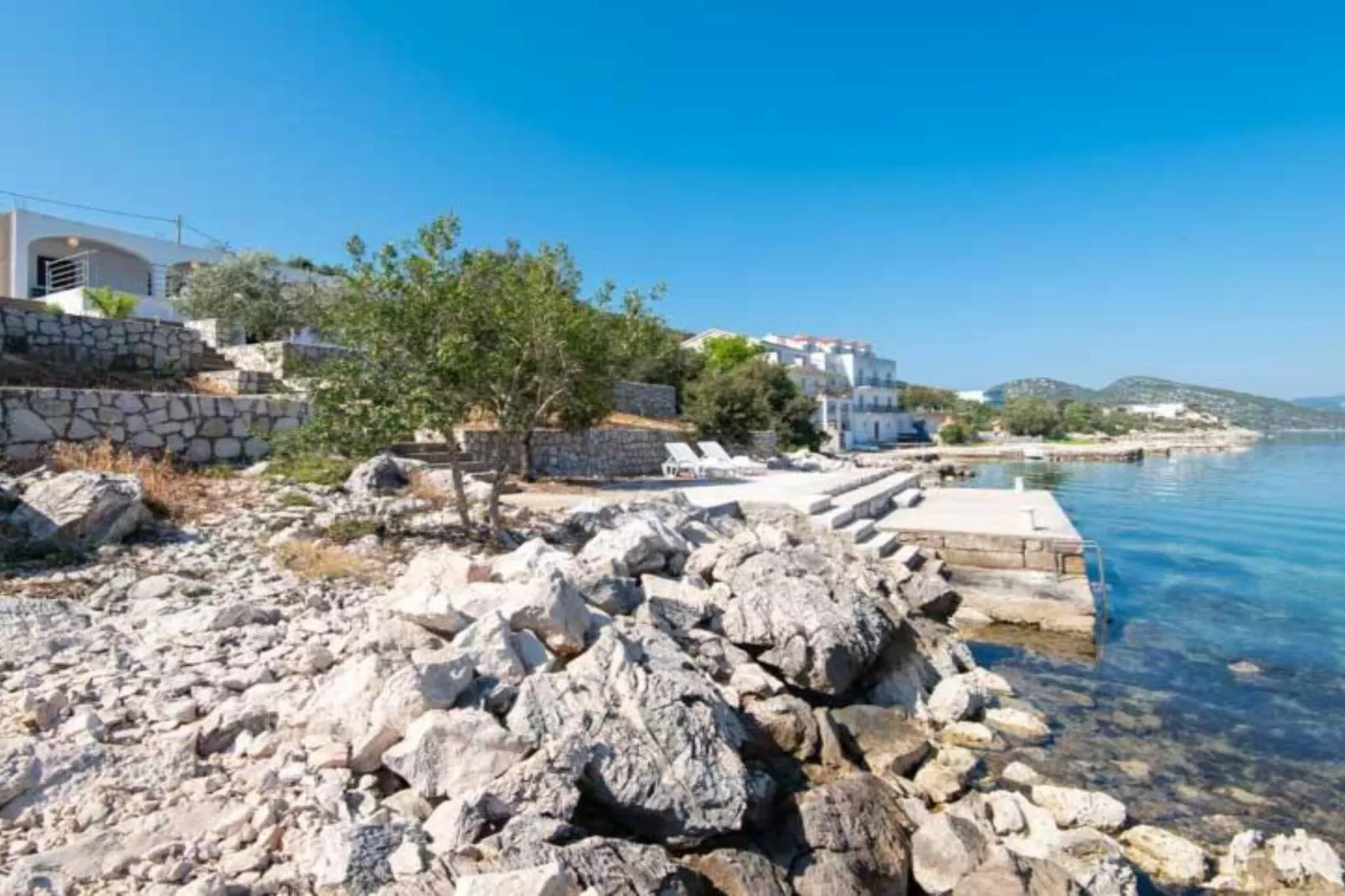 Spacious and Cozy Seafront Apartments - One Bedroom Apartment with Terrace and Sea View-Buitenlucht