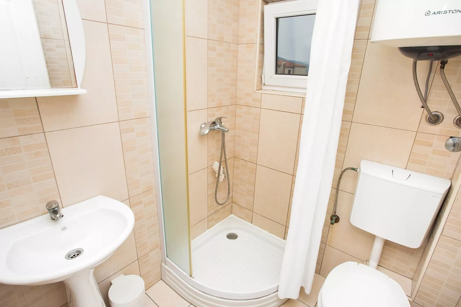 Perfect Budva Stay Near the Sea & Aqua Park - Comfort Triple Studio 1\/1 1-Badkamer