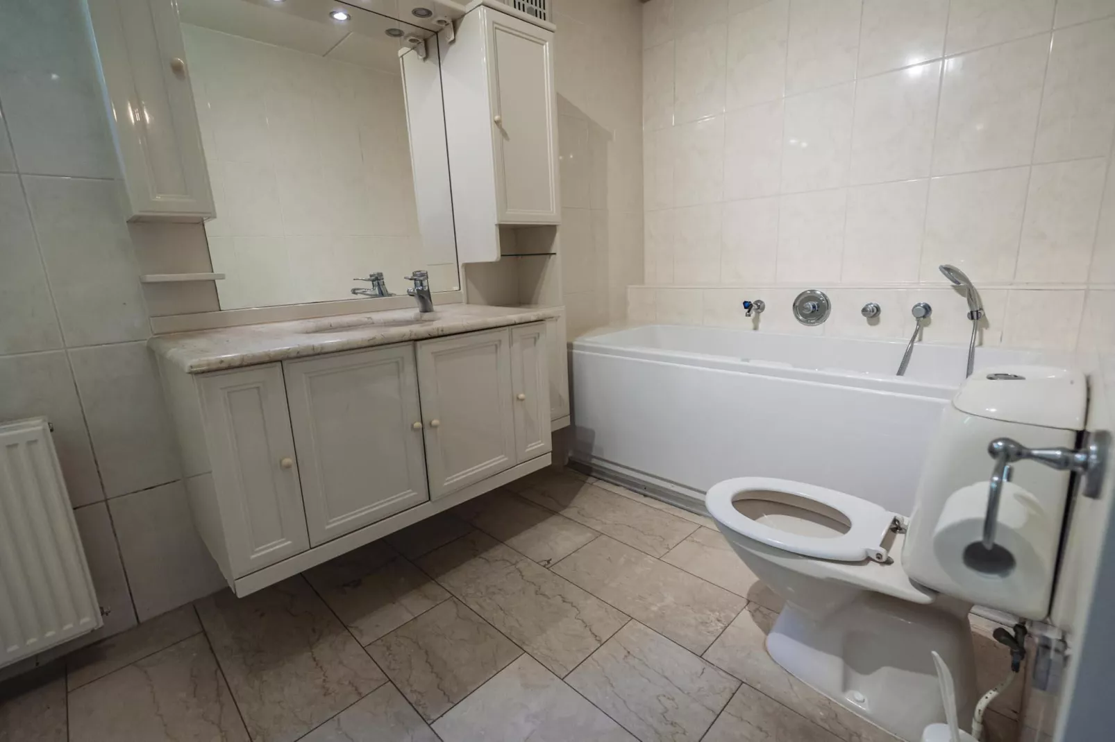 12 - Persons Family Bungalow-Badkamer