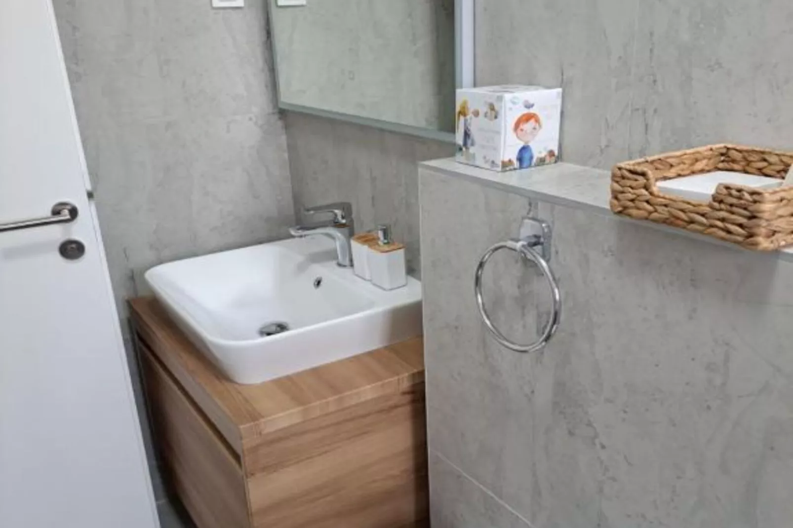 Villa With Pool-Badkamer