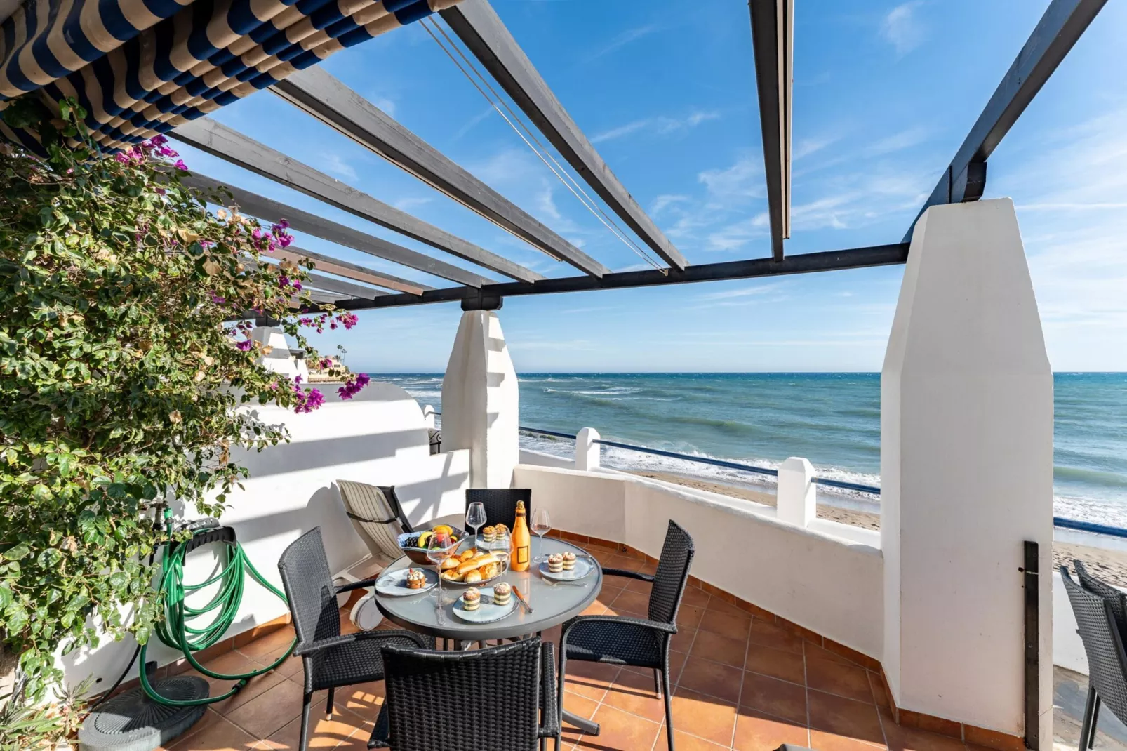 CT 401 - Faro's Beachfront Apartment in Calahonda-Terrasbalkon