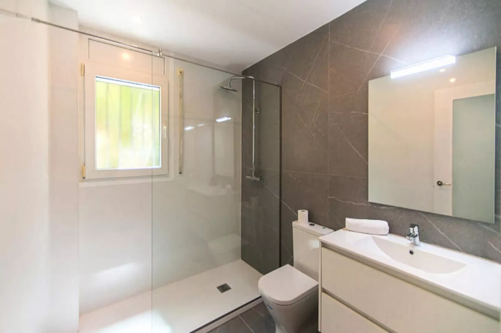 Maison à Roses-Niet-getagd