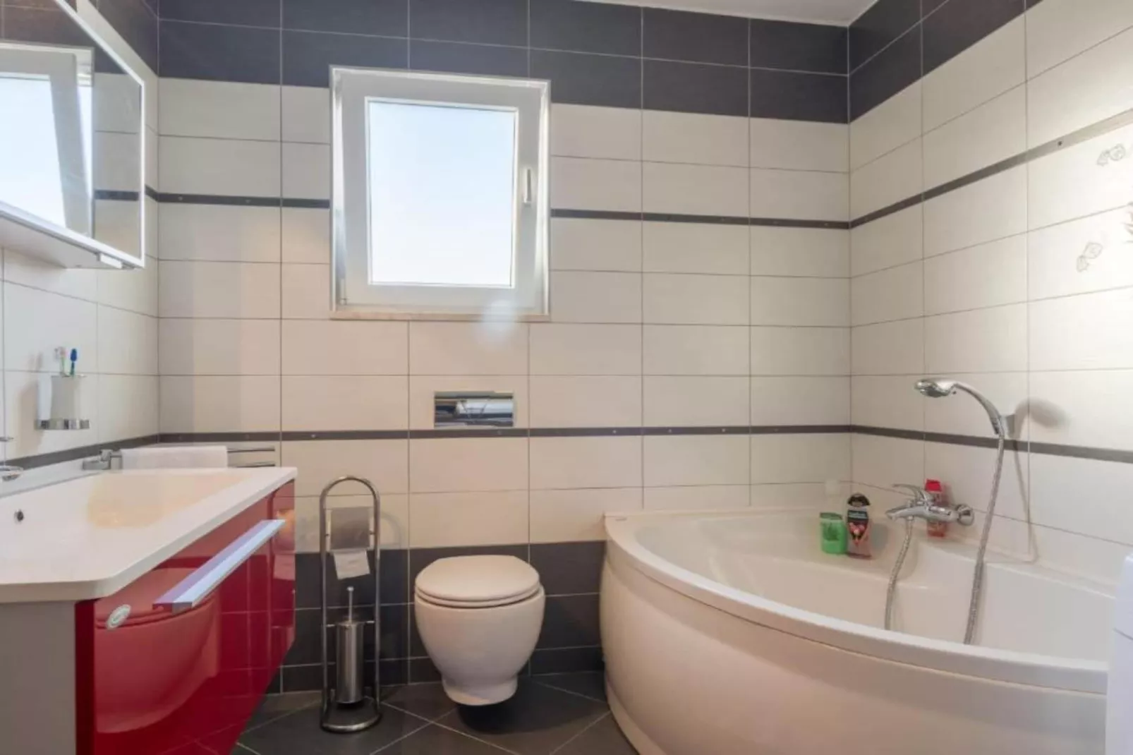 Holiday House BALEN with Swimming Pool - Six Bedroom Holiday House With Pool-Badkamer