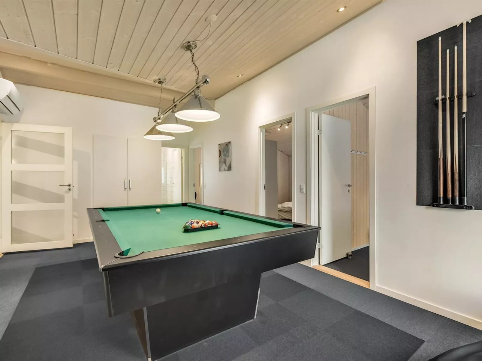 "Lav" - 3.8km from the sea-Binnen