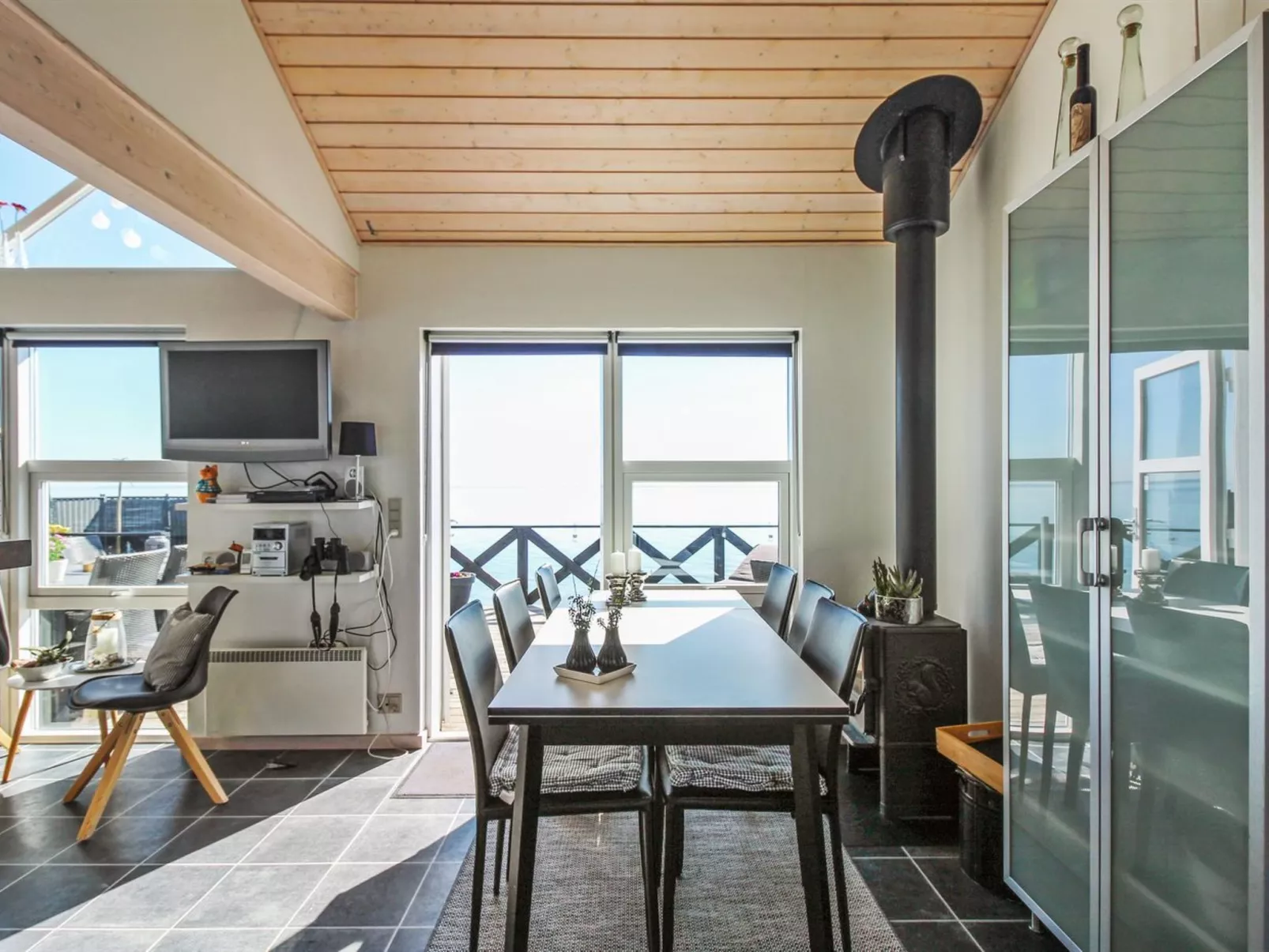 "Grim" - 5m from the sea-Binnen