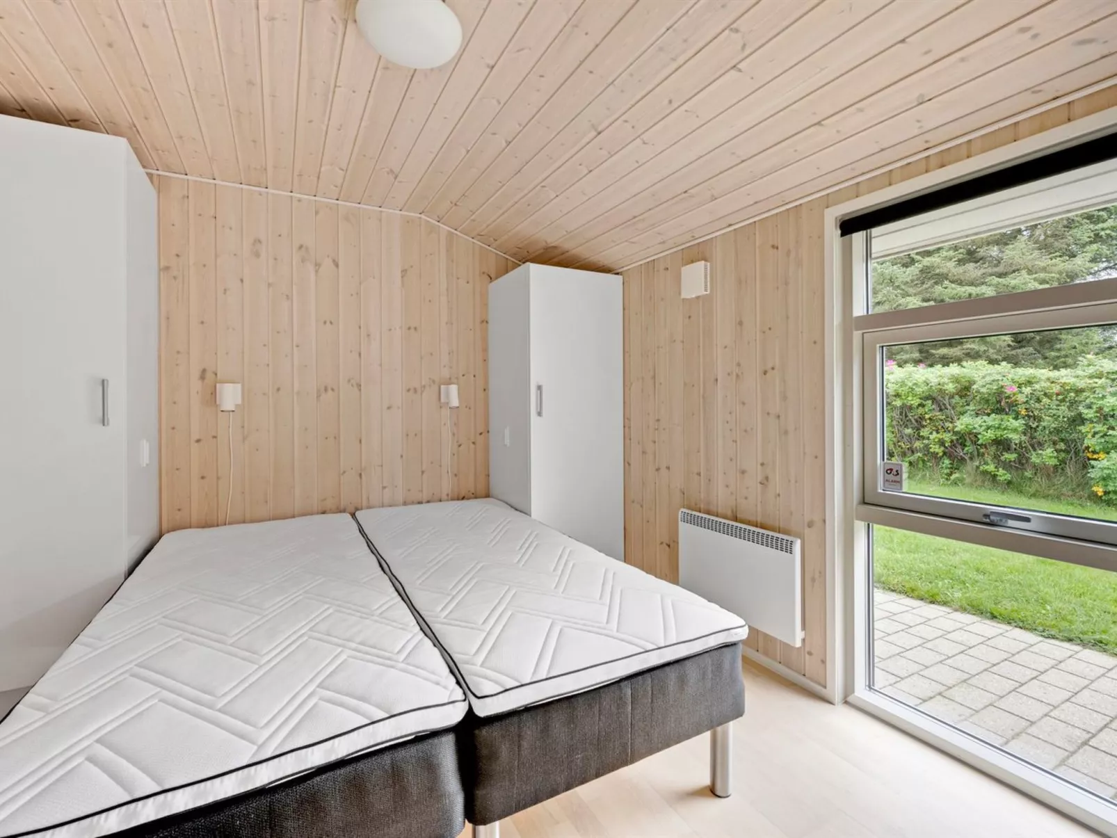 "Into" - 400m from the sea-Binnen