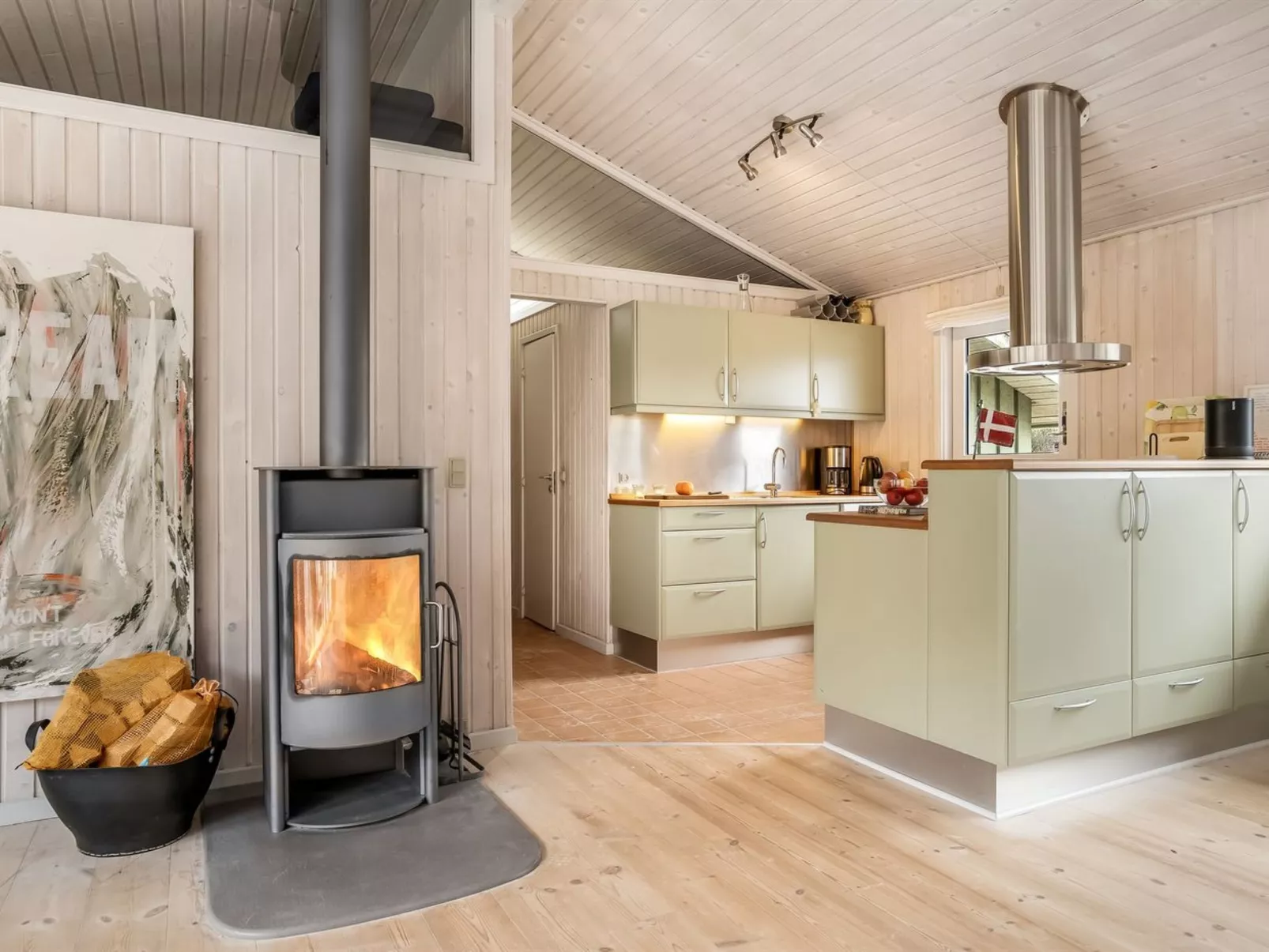 "Erwith" - 50m from the sea-Binnen