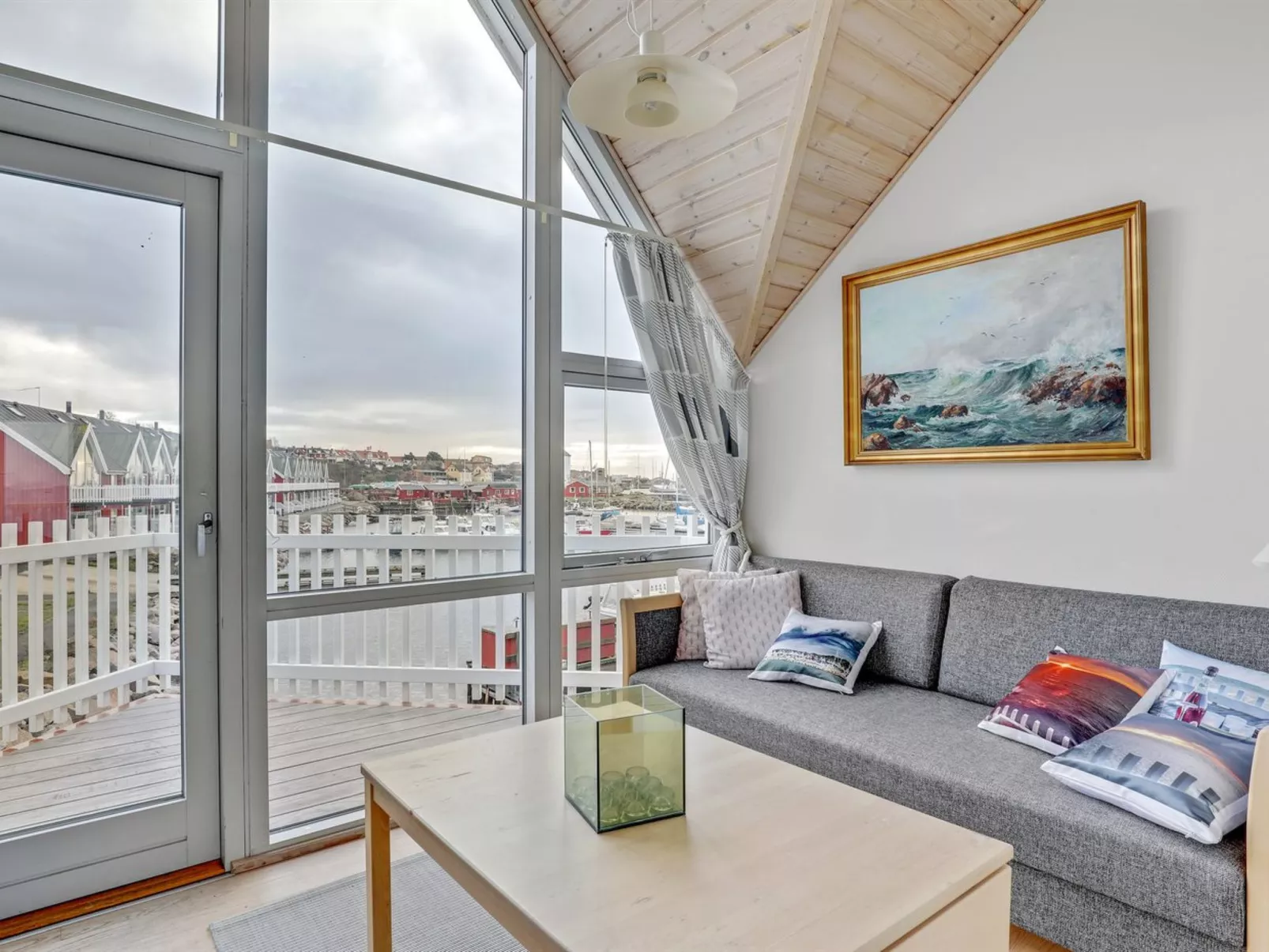 "Halldora" - 10m from the sea-Binnen