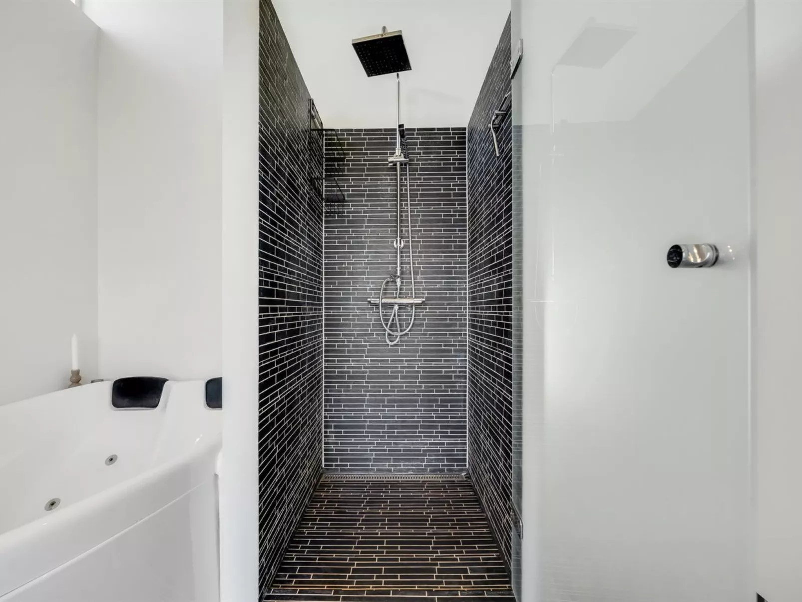 "Antonie" - 95m from the sea-Binnen