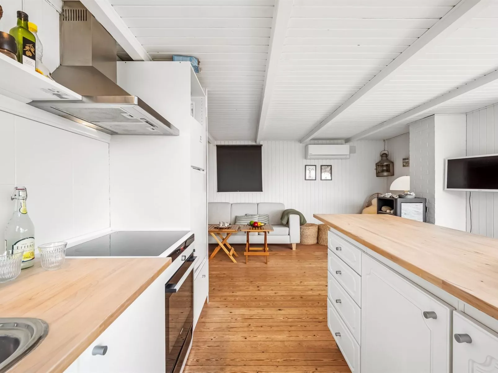 "Heera" - 100m to the fjord-Binnen