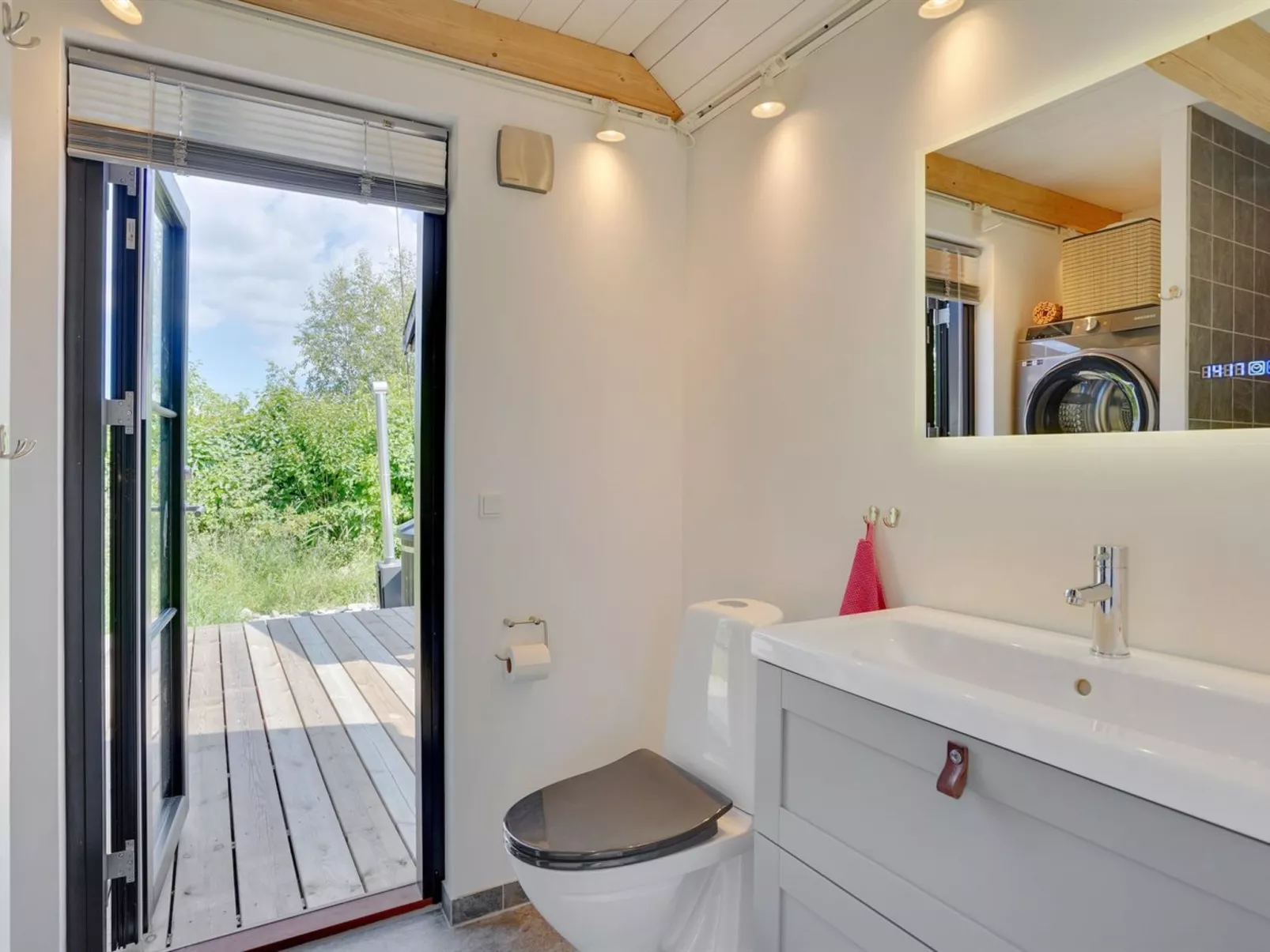 "Henrik" - 100m from the sea-Binnen