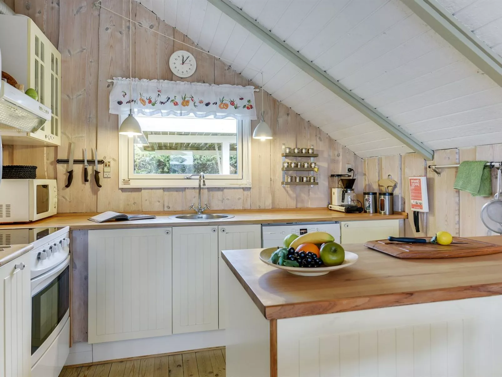 "Hjalmine" - 250m from the sea-Binnen