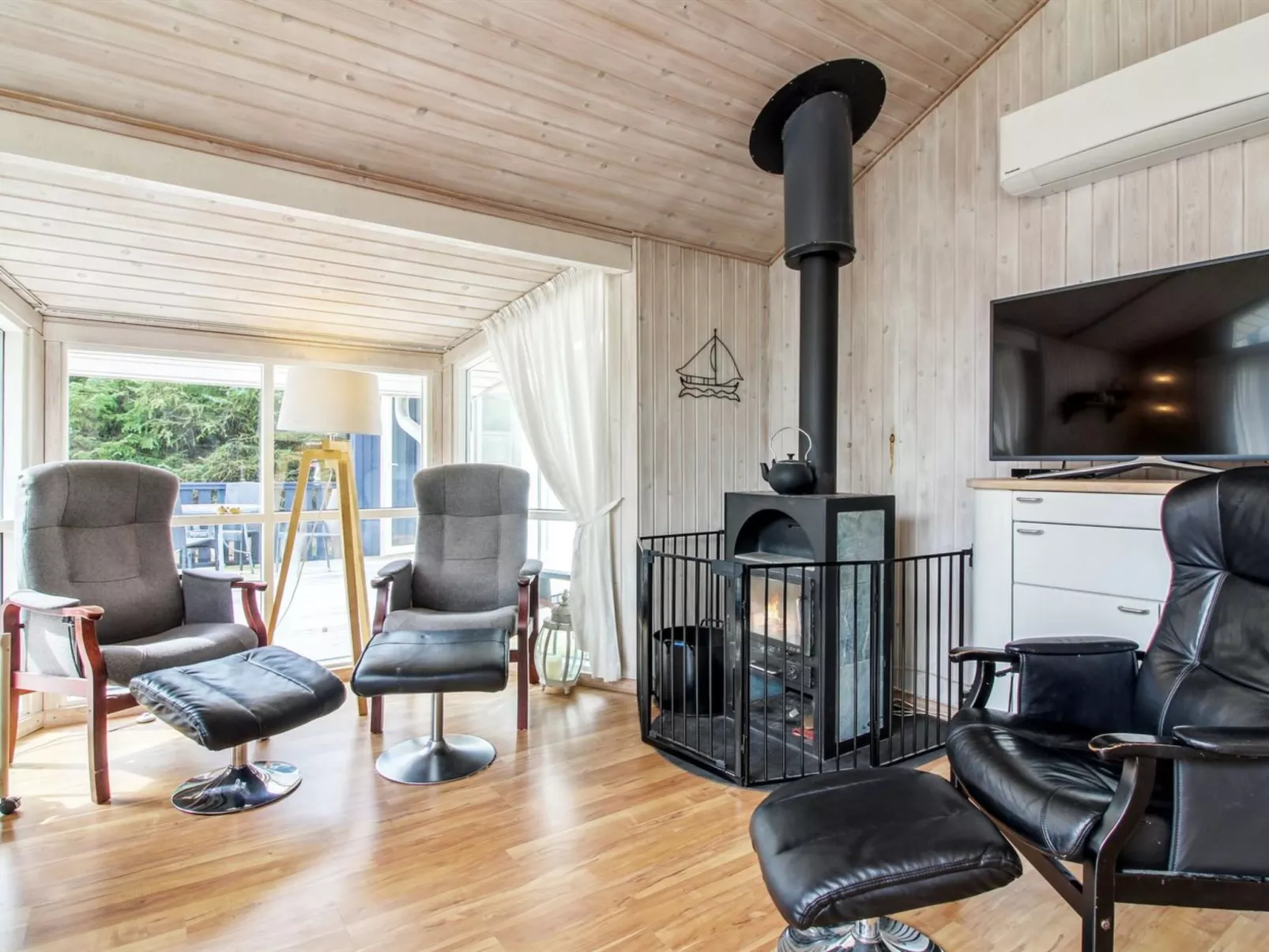 "Gustina" - 1.2km from the sea-Binnen