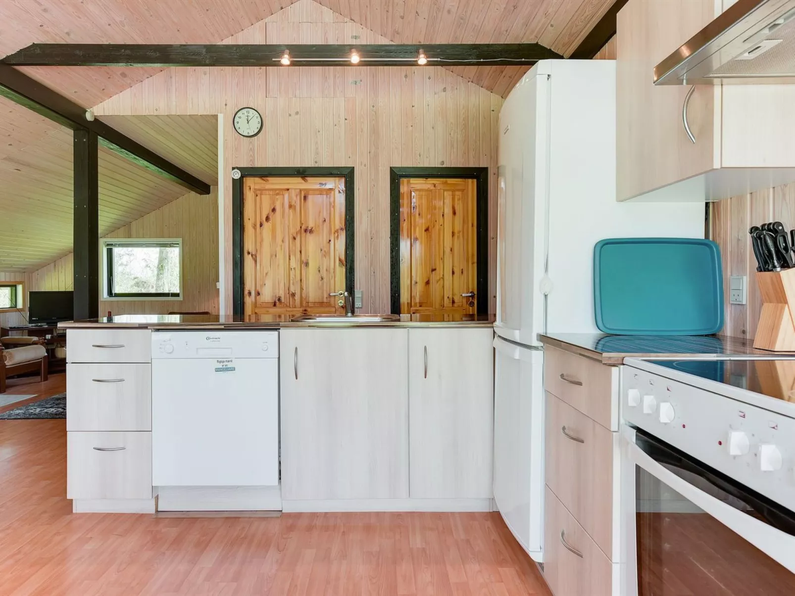 "Henna" - 550m to the fjord-Binnen