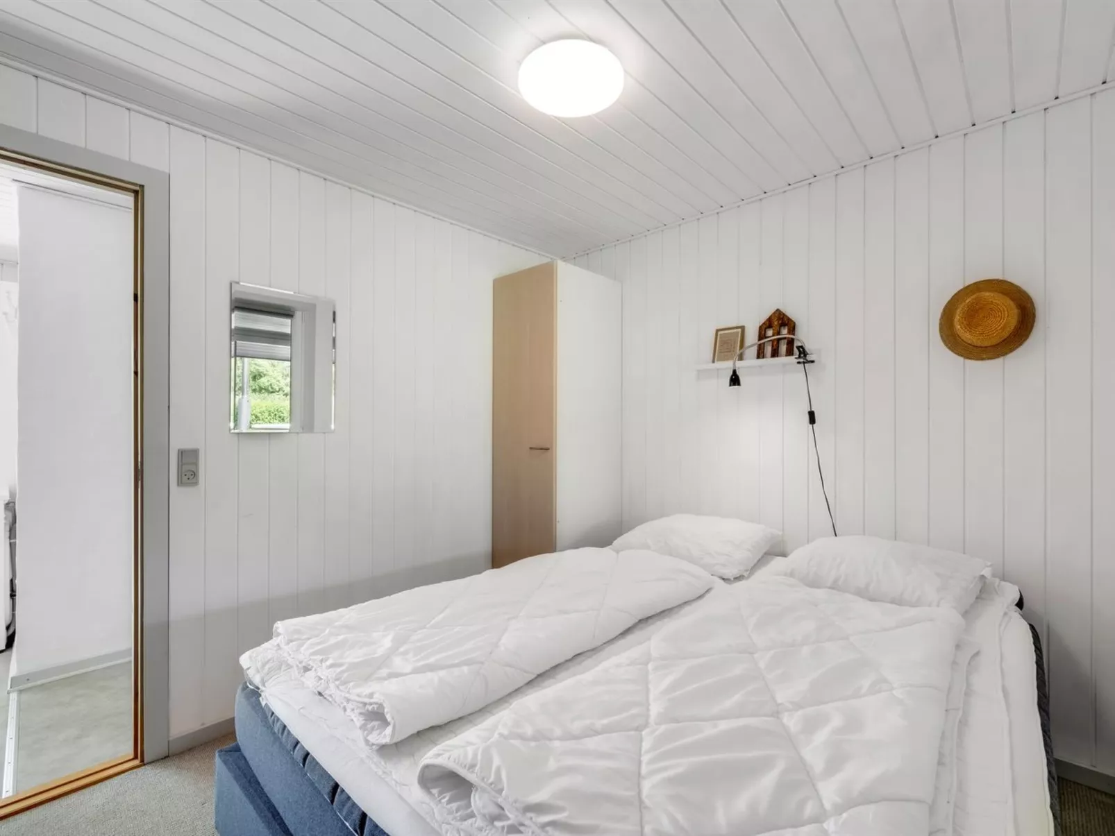 "Knag" - 800m to the fjord-Binnen