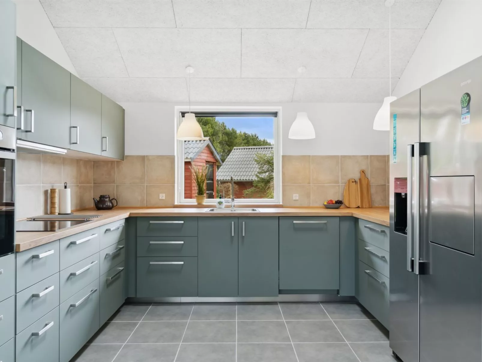 "Human" - 10.5km from the sea-Binnen