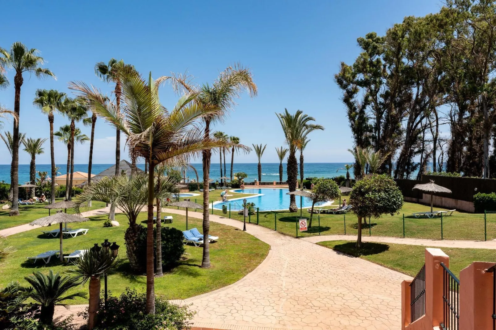 CT 240 - Beachfront Apartment -Don Juan Manilva-Uitzicht zomer