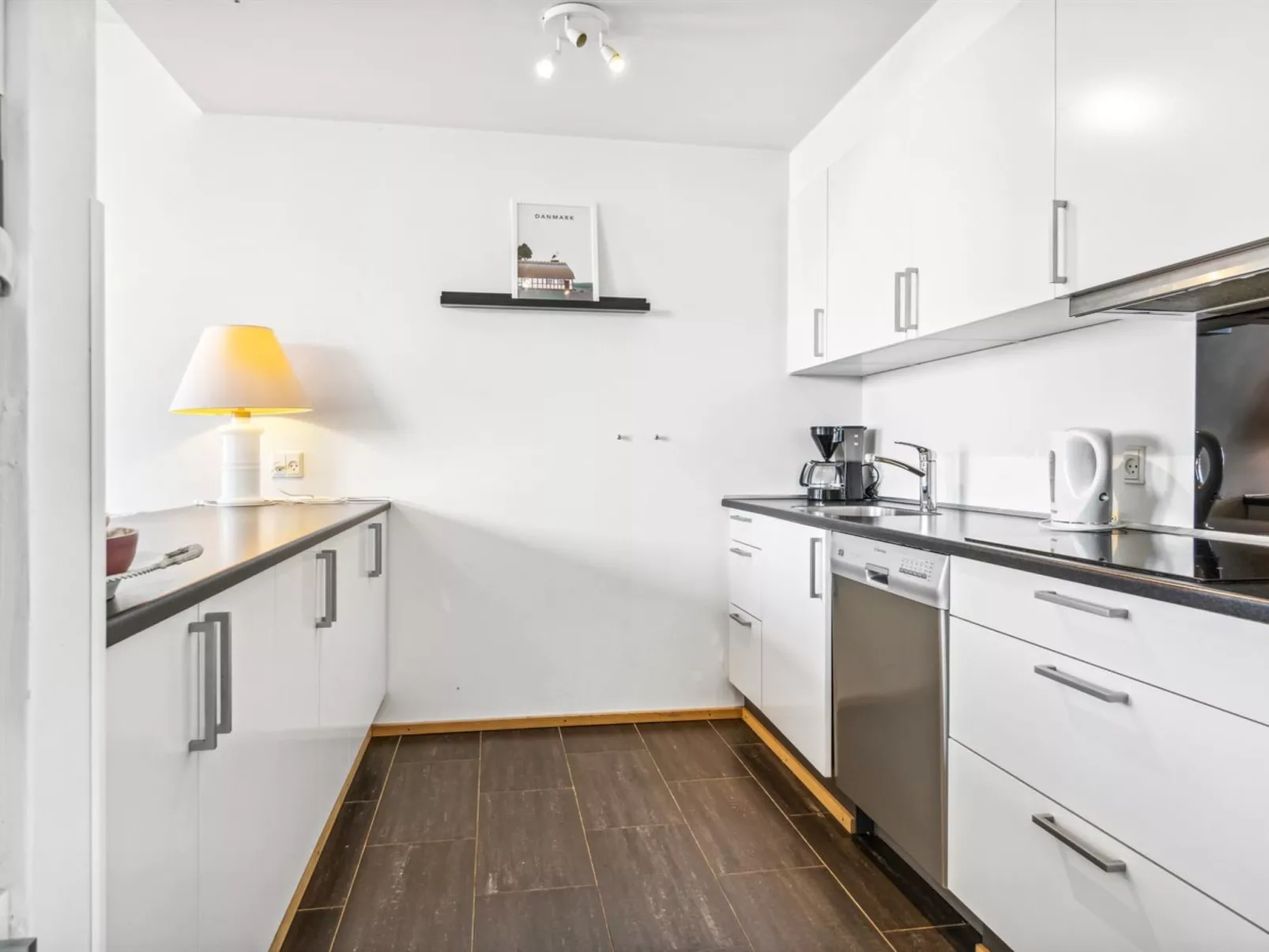 "Kimi" - 100m from the sea-Binnen