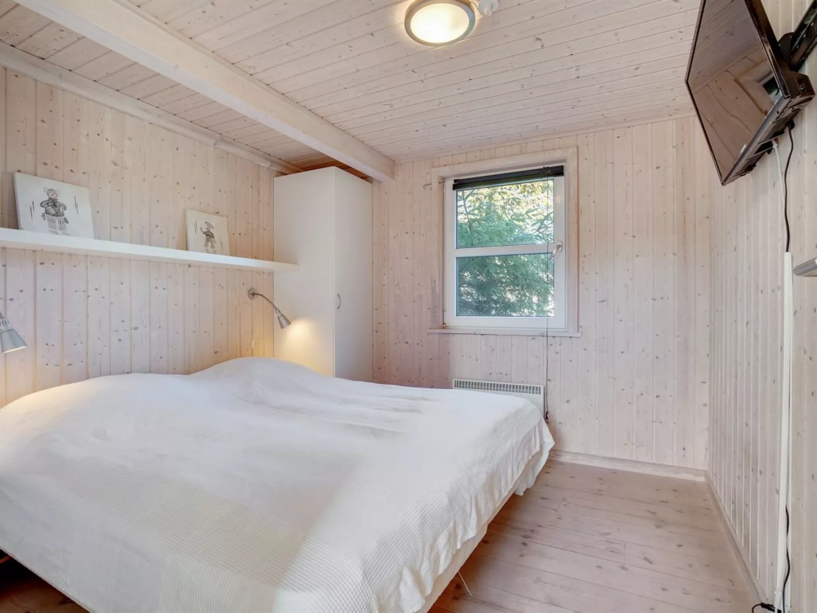 "Gun" - 450m from the sea-Binnen