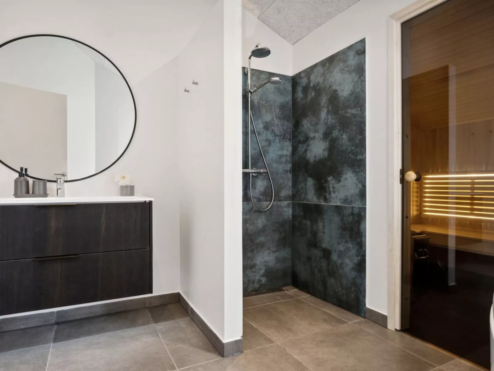 "Stygg" - 75m from the sea-Binnen