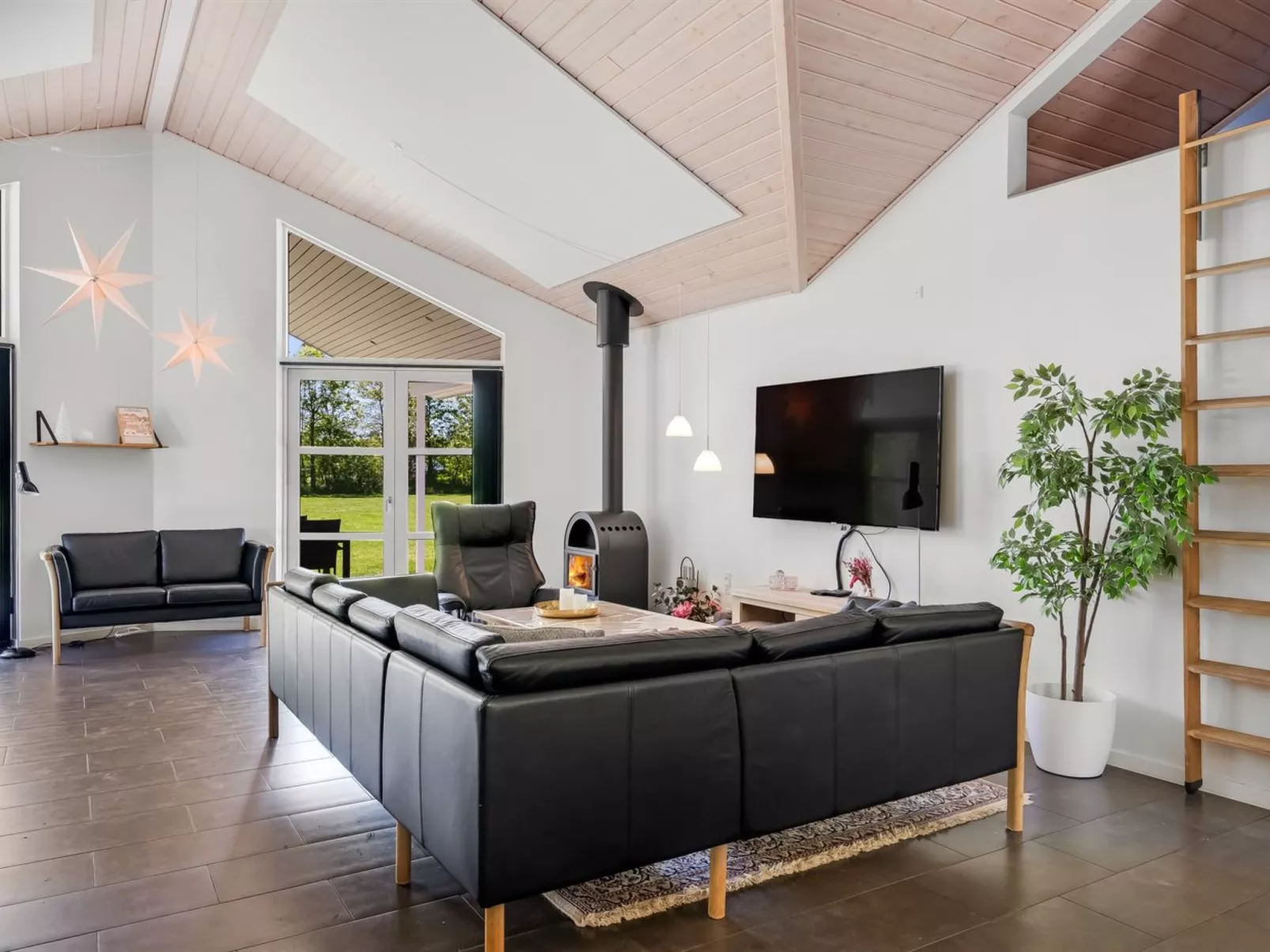 "Ahto" - 600m to the fjord-Binnen