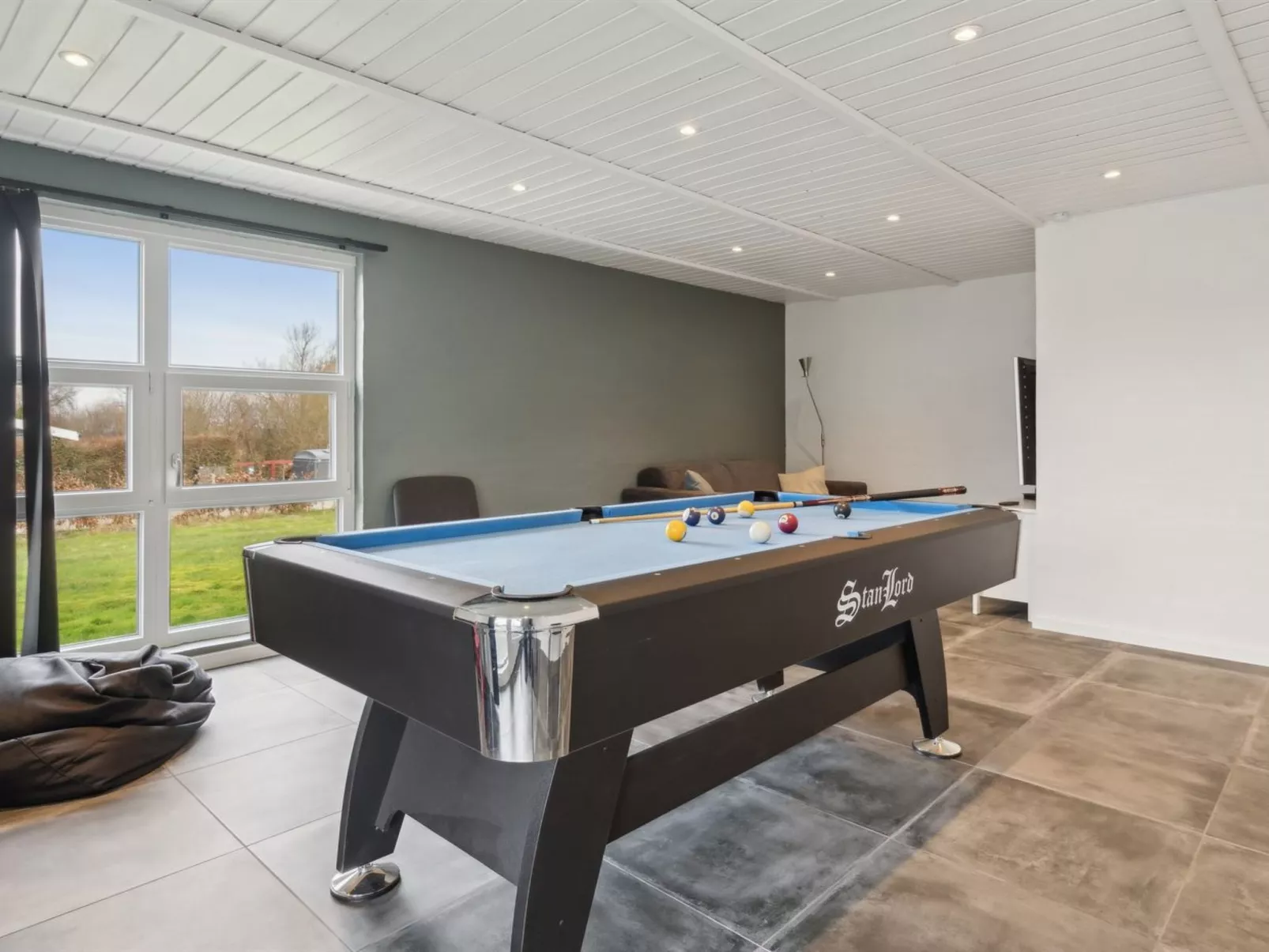 "Akira" - 250m from the sea-Binnen