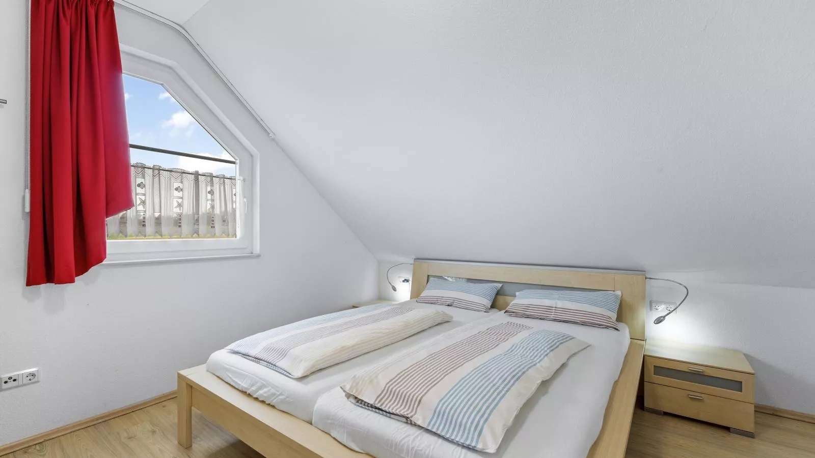 Stranddistel links mit Sauna-Slaapkamer