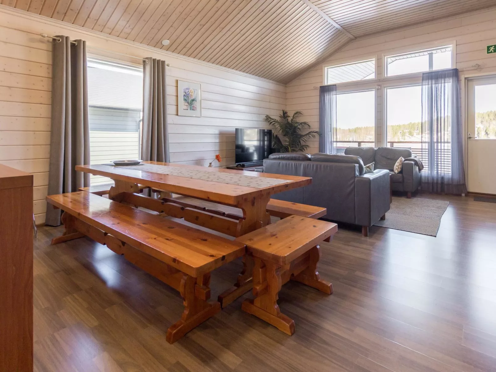 Hallan karhu b, paritalo-Binnen