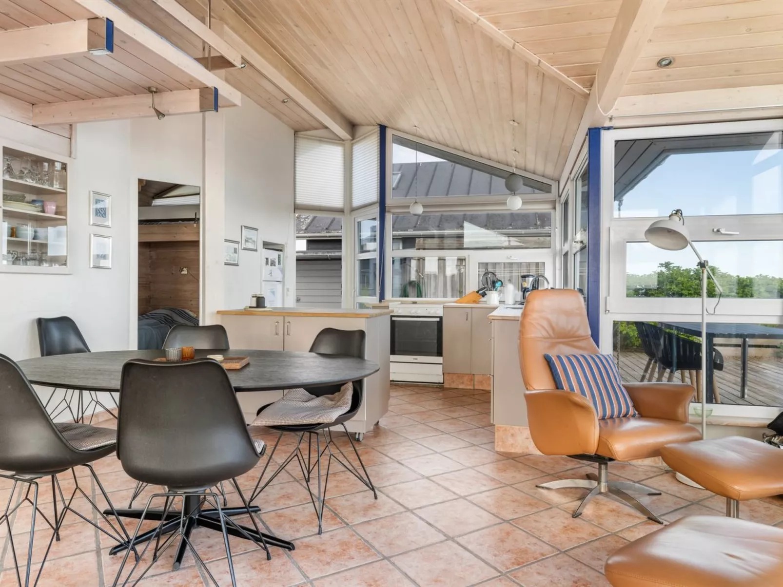 "Amila" - 10m from the sea-Binnen