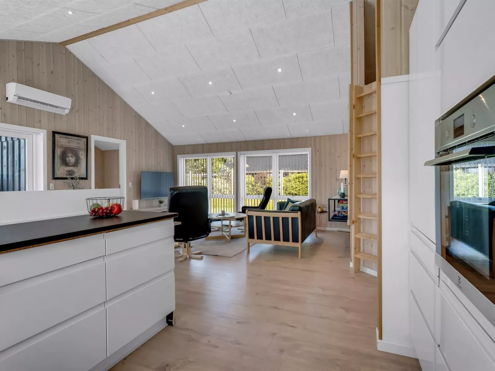 "Ebertine" - 740m to the fjord-Binnen