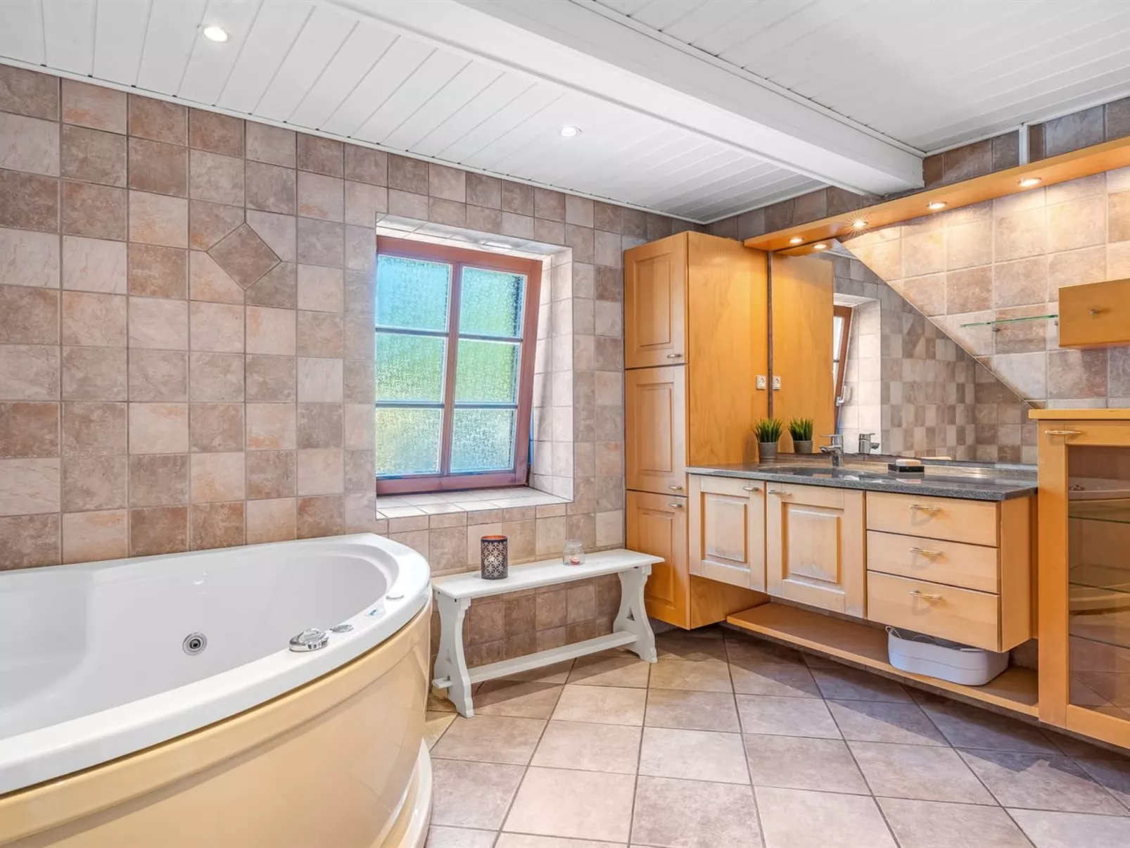 "Elia" - 5km to the fjord-Binnen