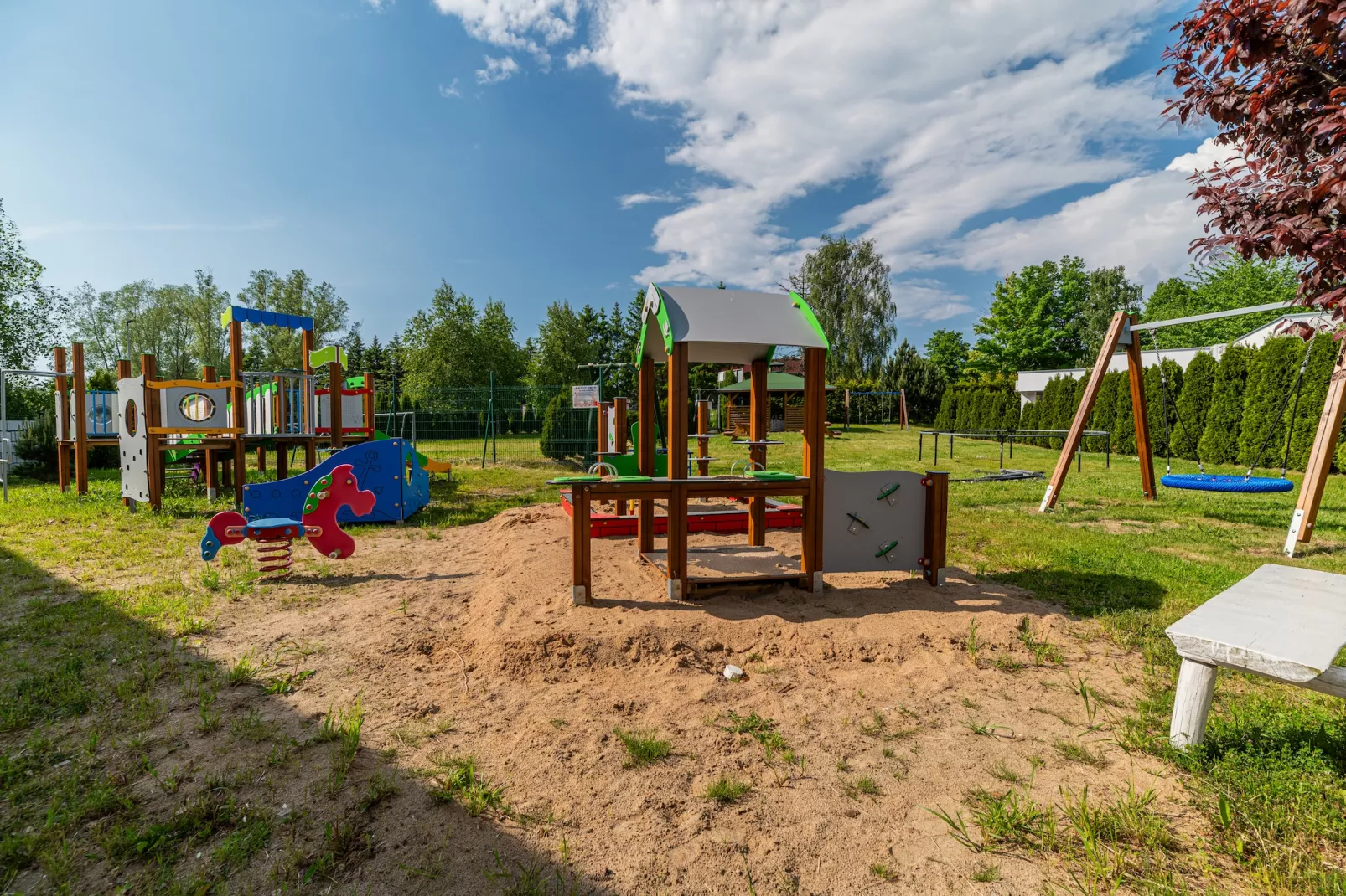 Domki wakacyjne z basenem Sianożąty-Tuinen zomer