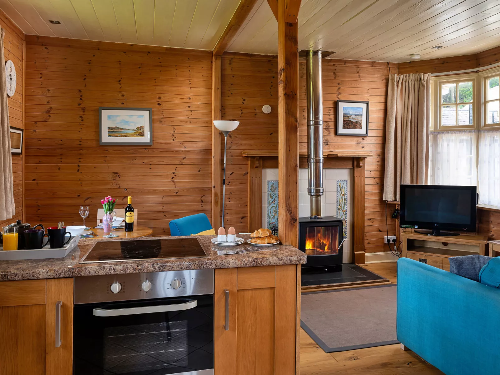 Toll Bridge Cottage-Binnen