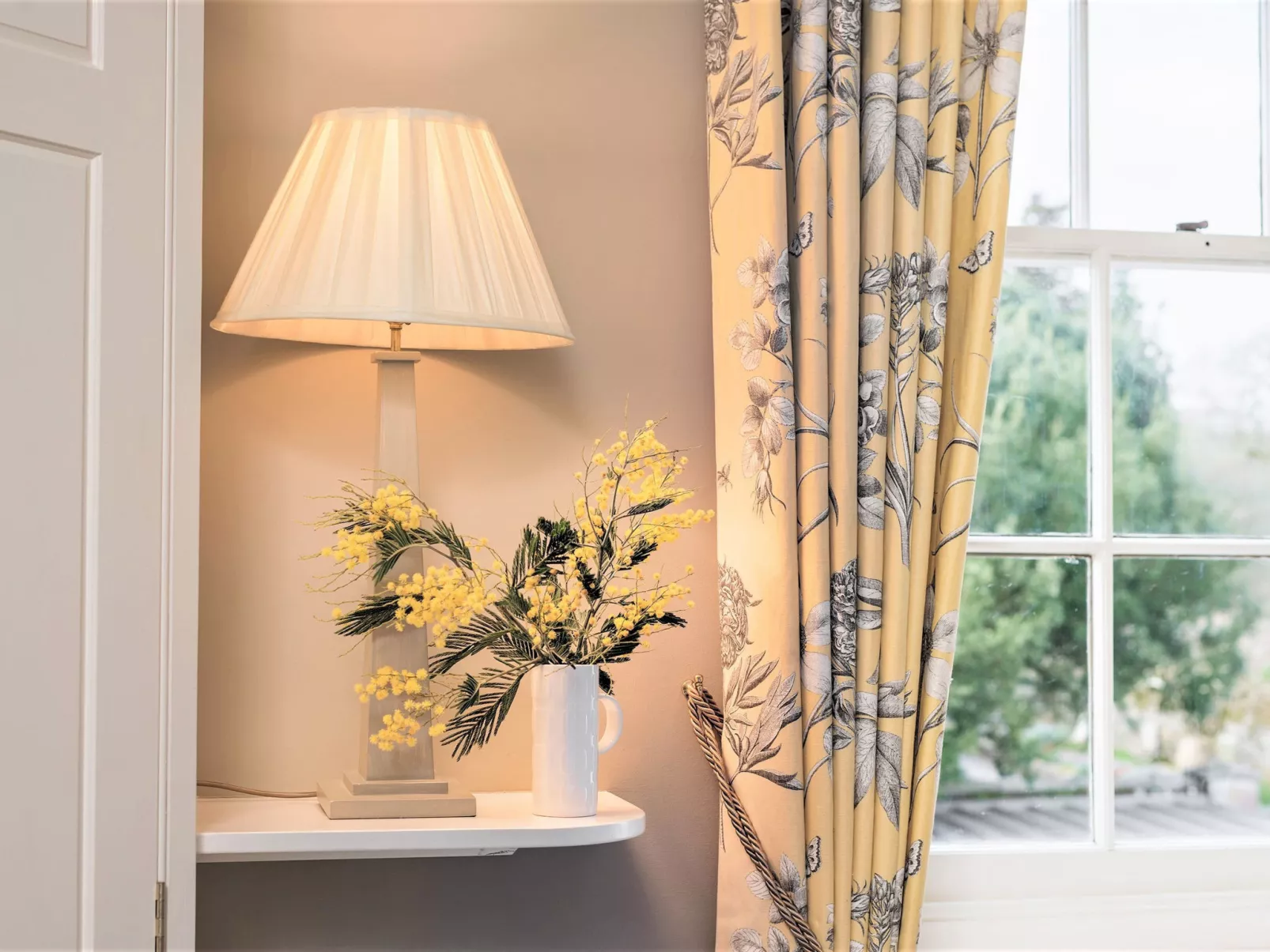 Historic Castle on River Tamar-Binnen