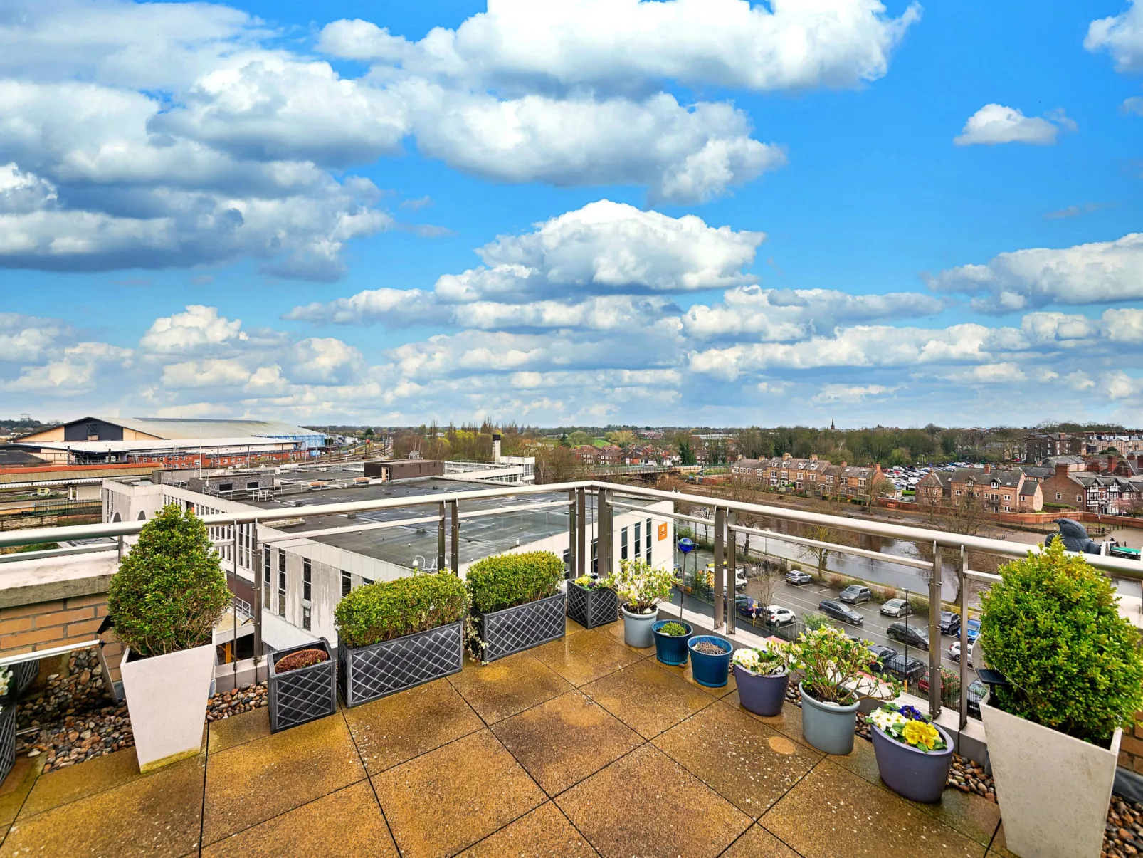 The Penthouse at 611 Westgate-Buiten