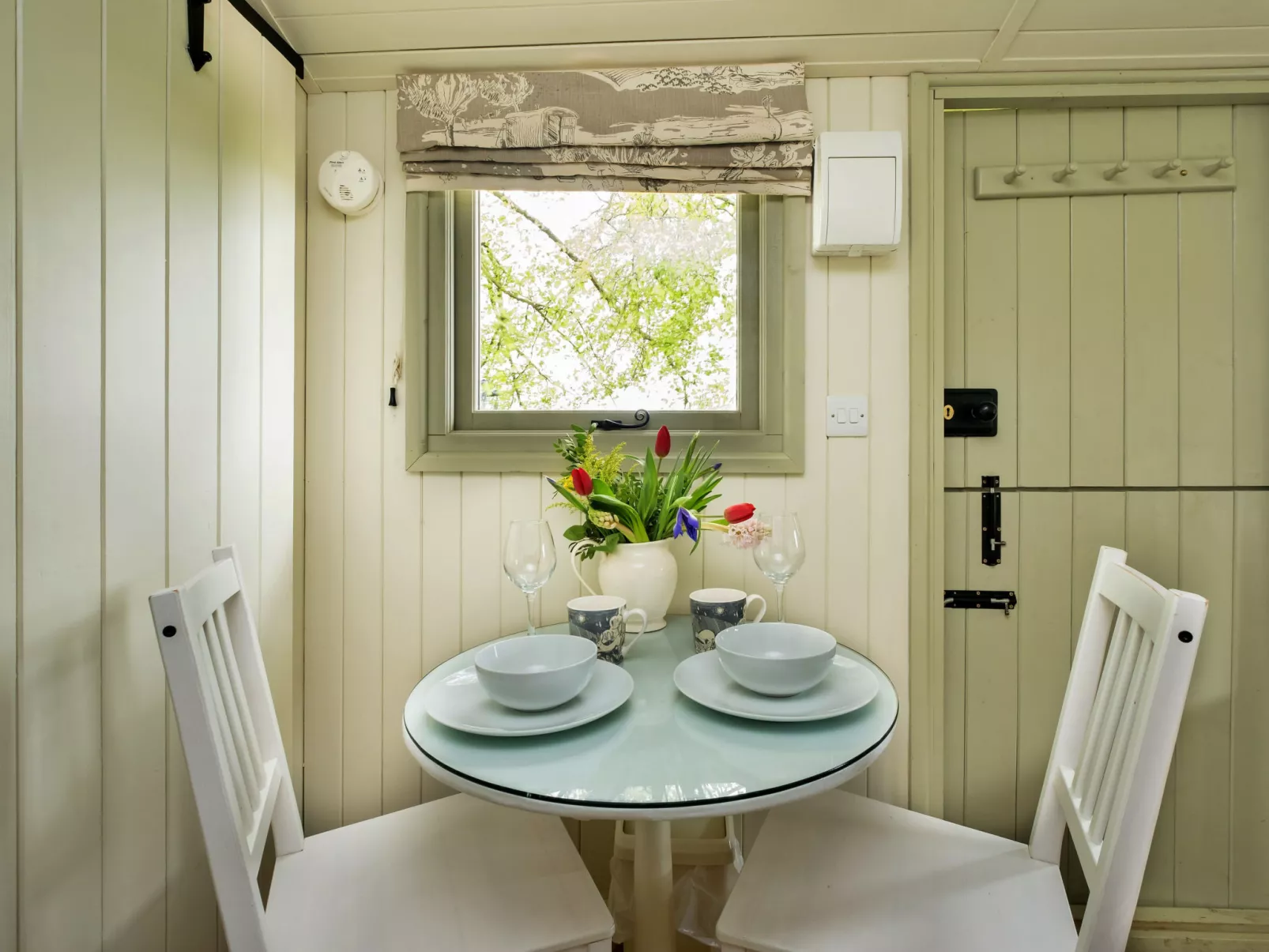 Hay and Hedgerow Glamping-Binnen