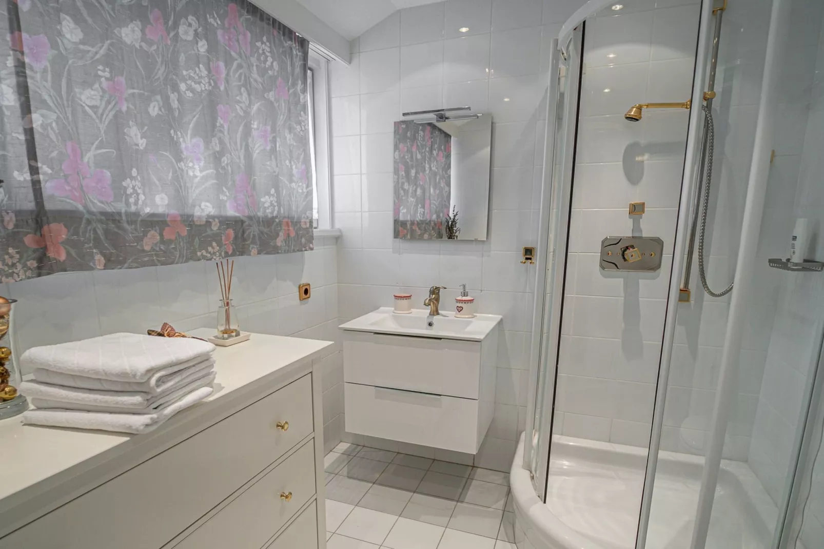 Bad Kleinkirchheim Lush and Spacious Villa with Indoor Pool and Wellness - Seven Bedroom Villa-Badkamer