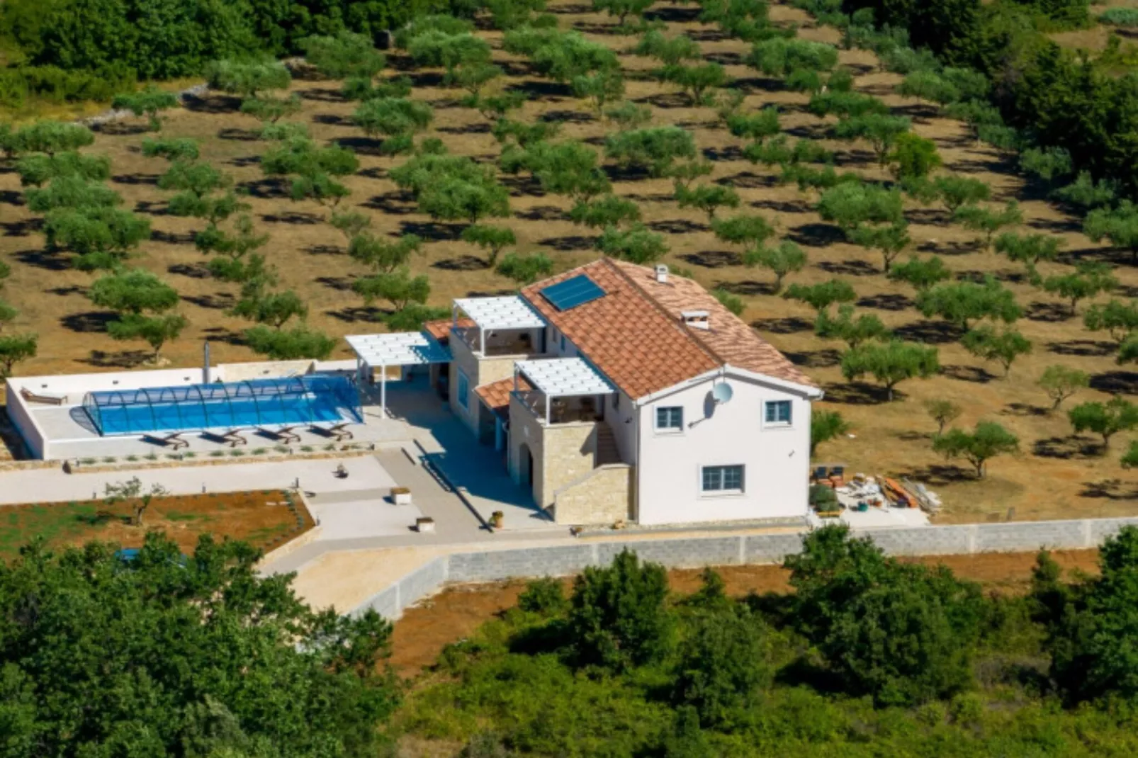 RUSTIC VILLA PEROSA WITH HEATED POOL-Buitenlucht