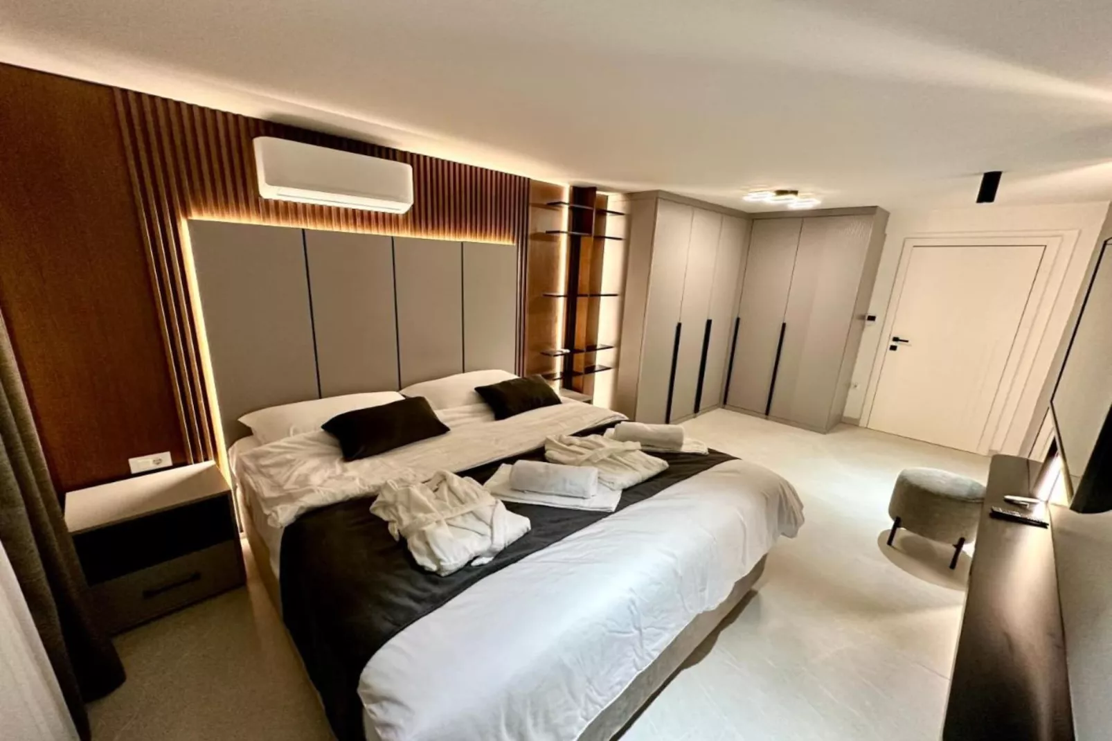 Leonarda Waterfront Residences-Two-Bedroom Apartment with private pool (The Bayfront One) -S5-Slaapkamer