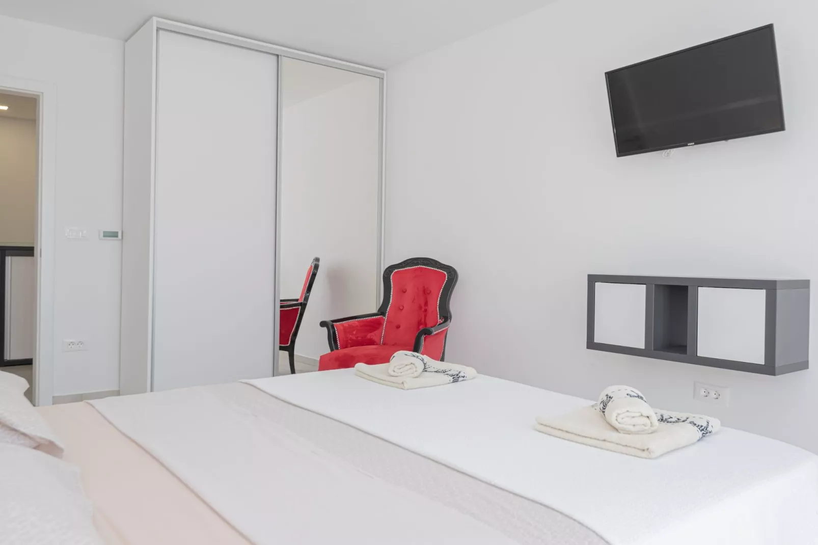 Four-Bedroom Villa With Pool-Slaapkamer