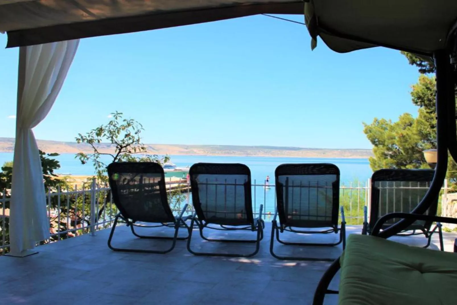 Beach House - 2m from beach - Three Bedroom House-Terrasbalkon