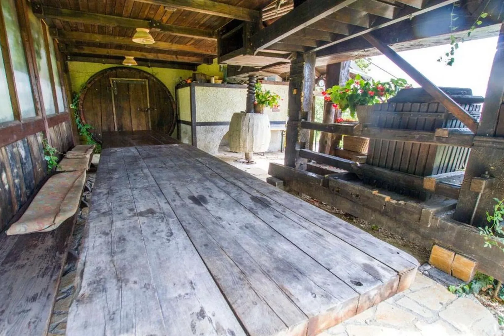 Rustic Charm Cottage Country House with Sauna - Five Bedroom  Holiday Home with Sauna-Buitenlucht