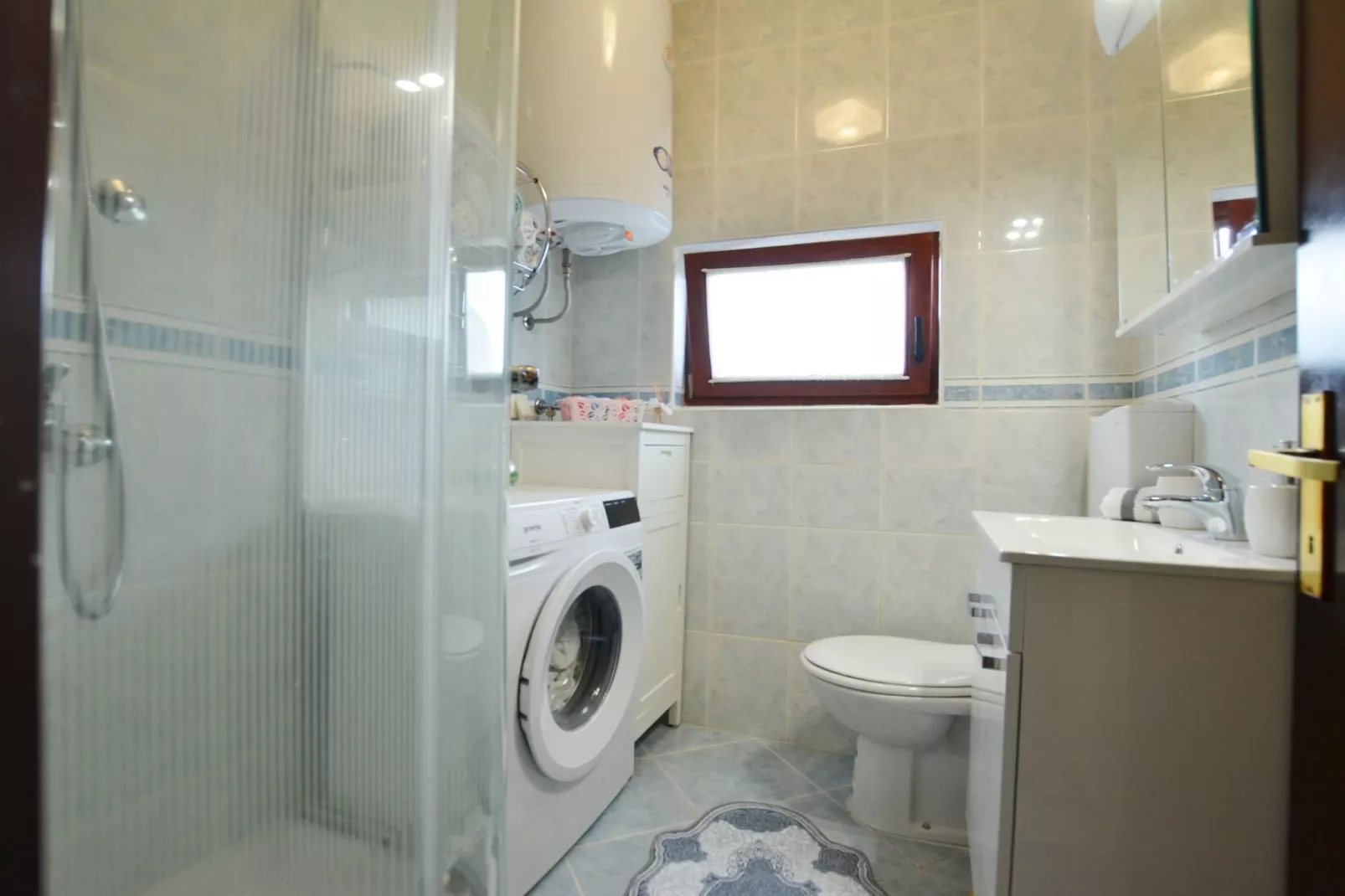 Zevnik Quiet Retreat with Stunning Views and Equestrian Activities - Family Room with Private Bathroom 8-Badkamer