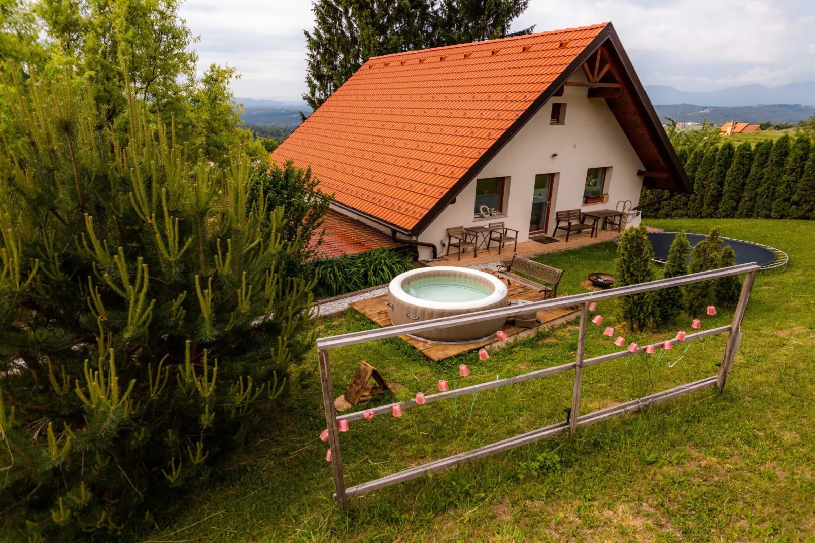 Rustic Refuge Glamping with Hot-Tub and Sauna - Two Bedroom Apartment with Terrace-Buitenlucht