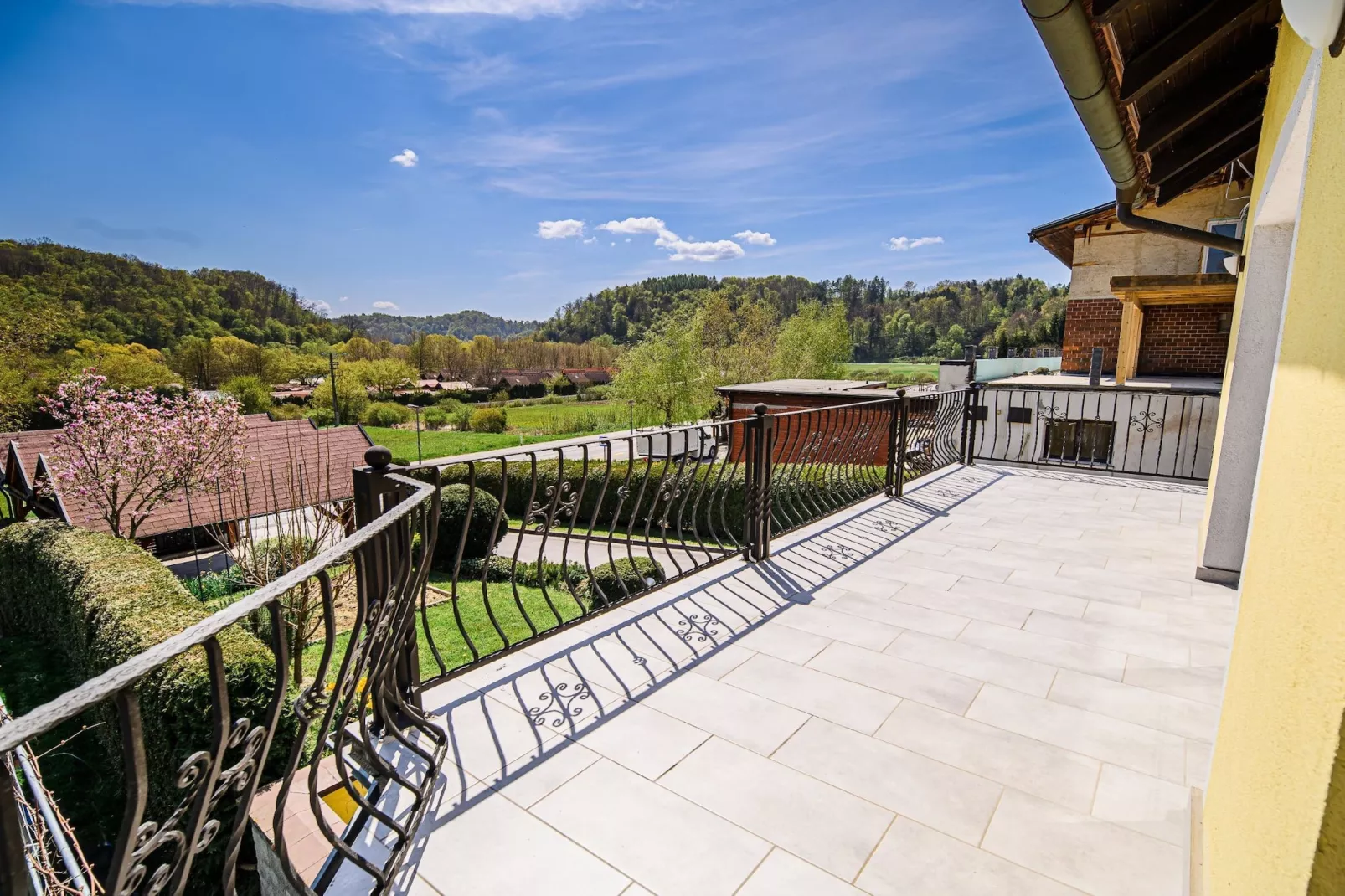 Sunny and Spacious Apartments with Terrace near Water Park - One Bedroom Apartment with Terrace-Terras