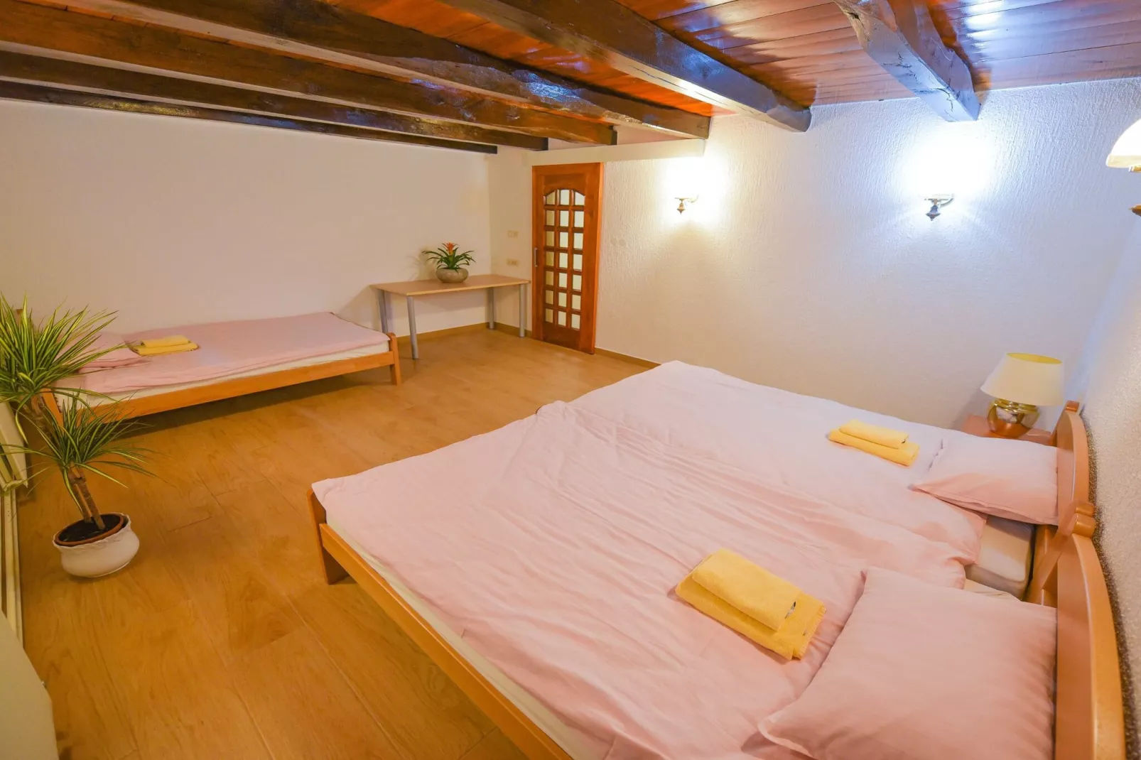 Cozy Luxe Holiday Home with Natural Thermal Bath - Seven Bedroom Holiday Home-Slaapkamer