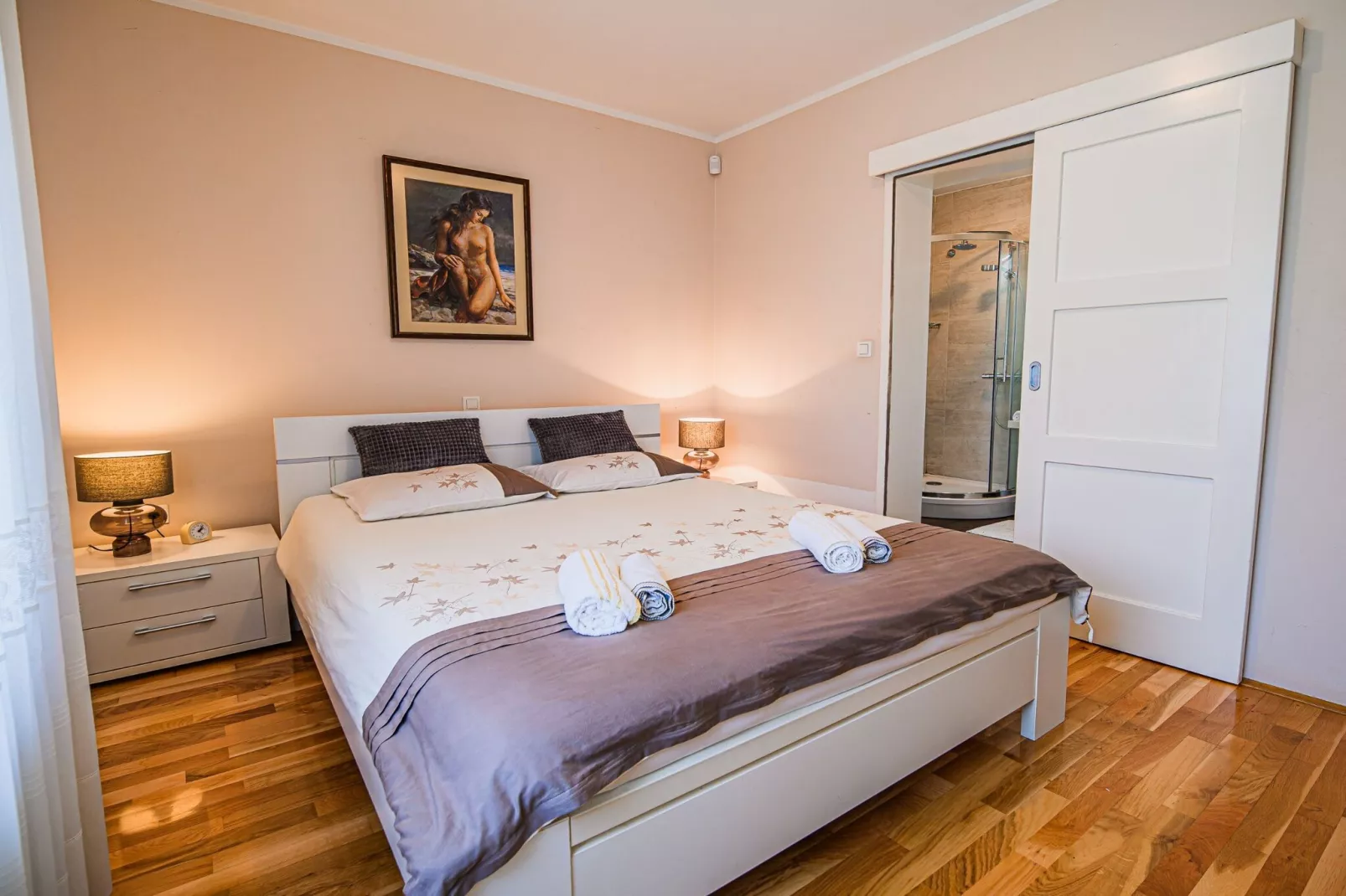 Stunning Rural Holiday Home with Garden and BBQ -  Four Bedroom Holiday Home-Slaapkamer