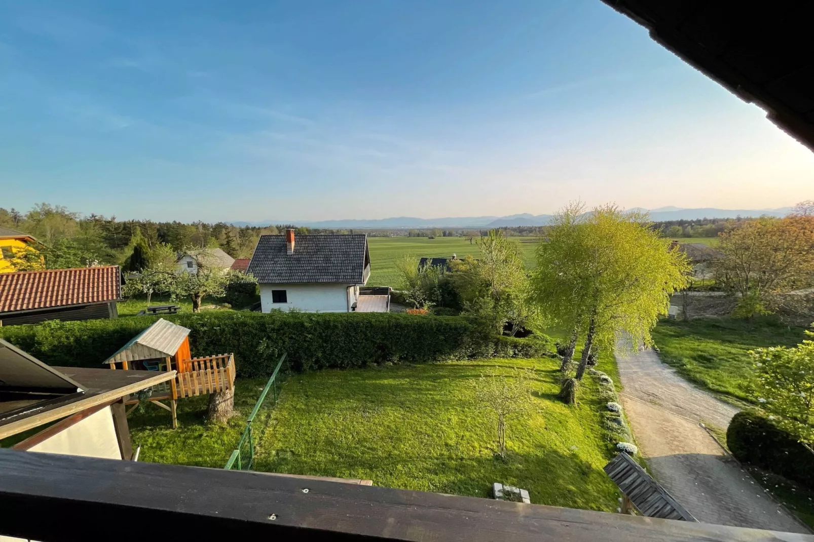 Vibrant and Charming Apartment with Balcony and Mountain View - Two Bedroom Apartment with Balcony and Mountain View-Uitzicht